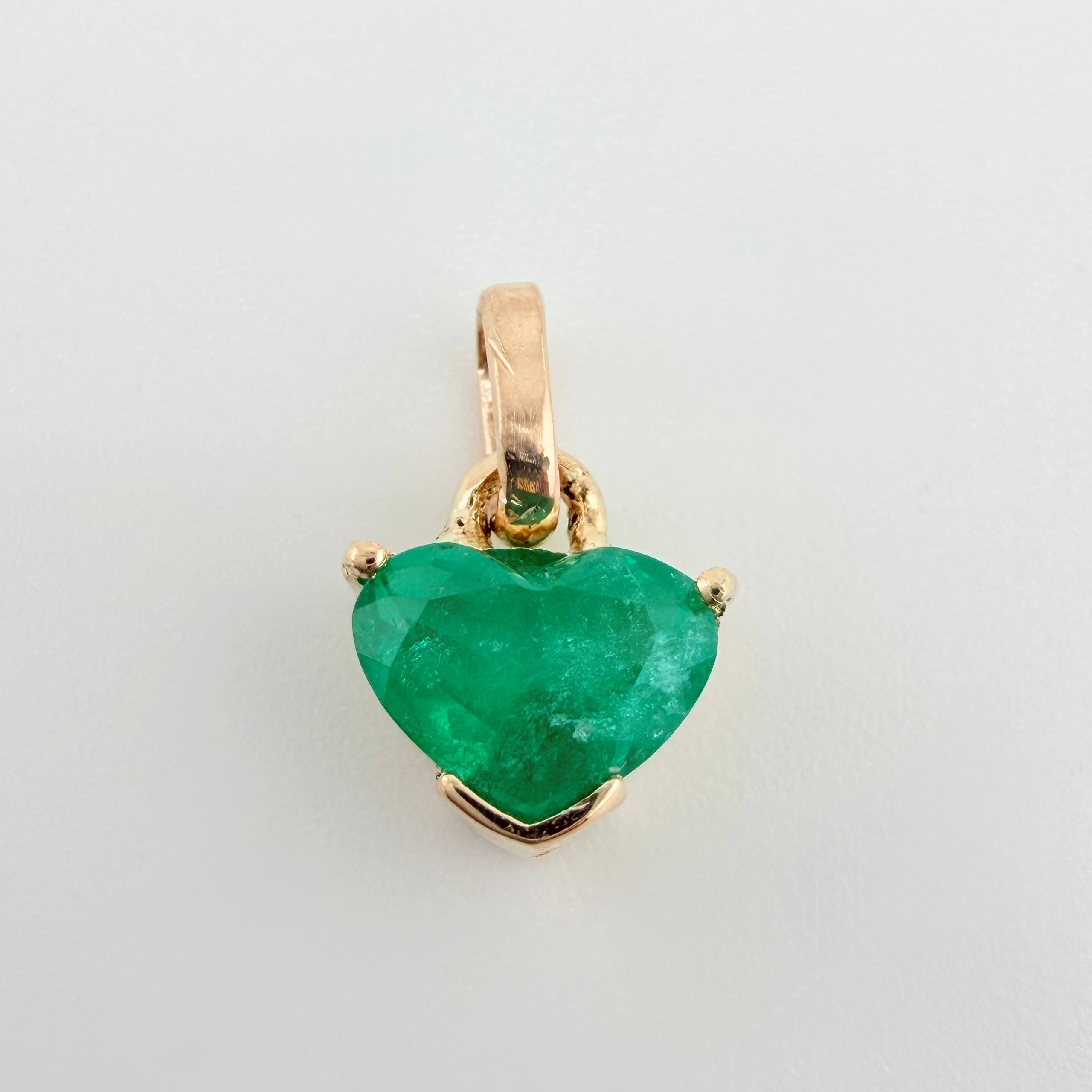 Pendant Drop in Heart Emeralds 70pts 0.6gr / 1/2 in / 18K Yellow Gold ©