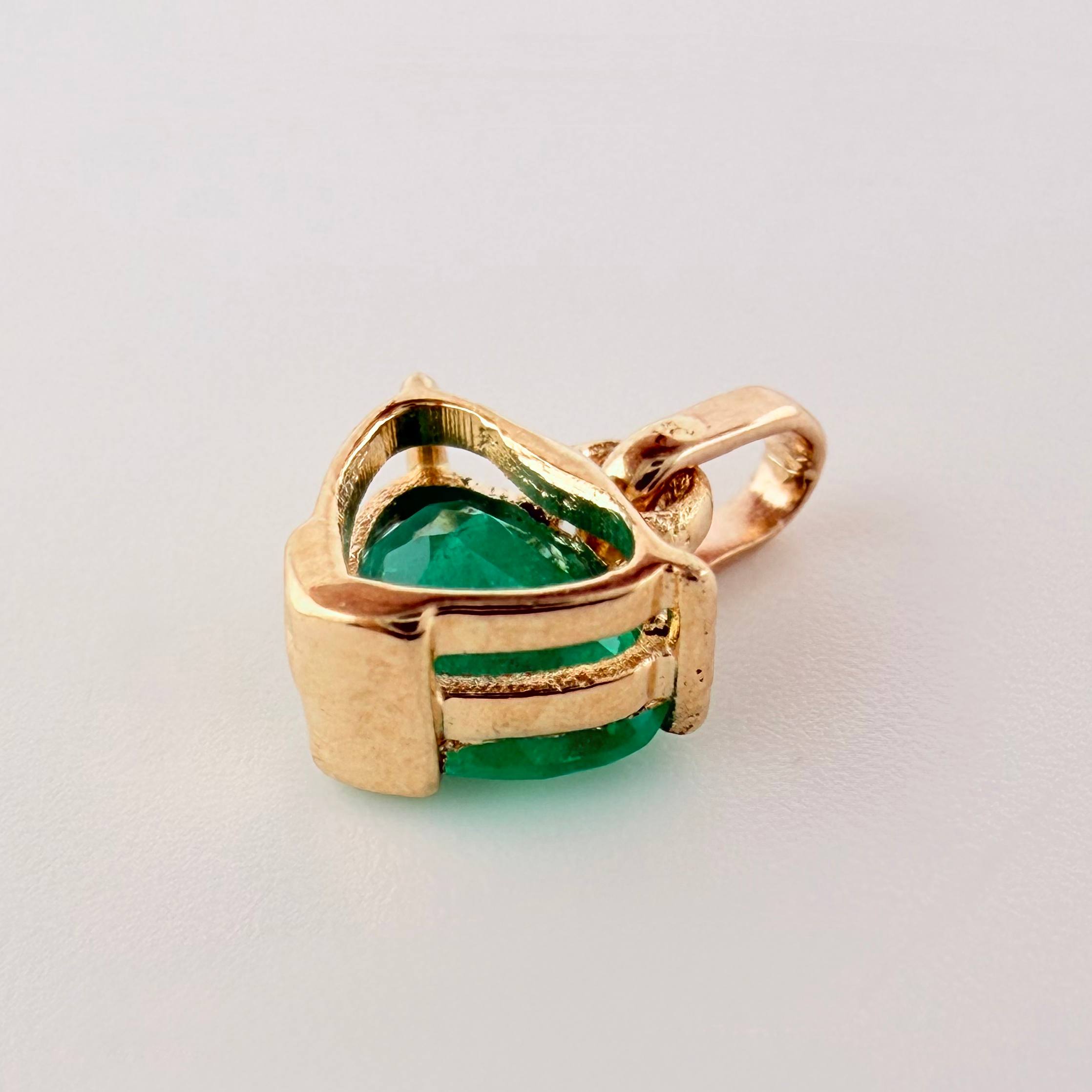 Pendant Drop in Heart Emeralds 70pts 0.6gr / 1/2 in / 18K Yellow Gold ©