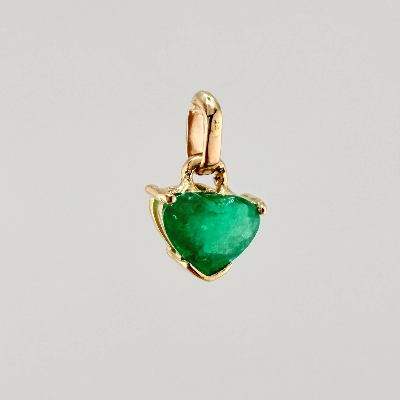 Pendant Drop in Heart Emeralds 70pts 0.6gr / 1/2 in / 18K Yellow Gold ©