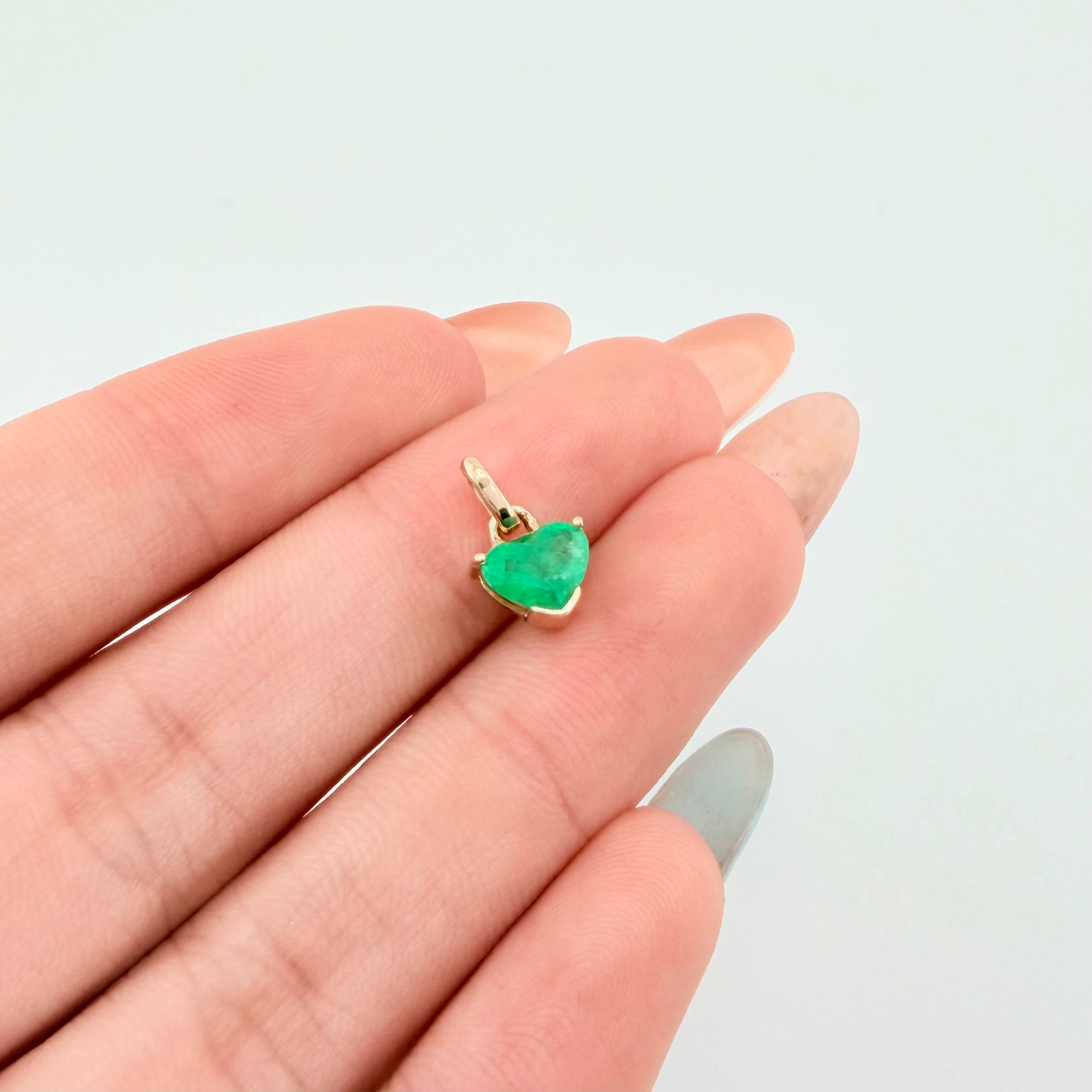 Pendant Drop in Heart Emeralds 70pts 0.6gr / 1/2 in / 18K Yellow Gold ©