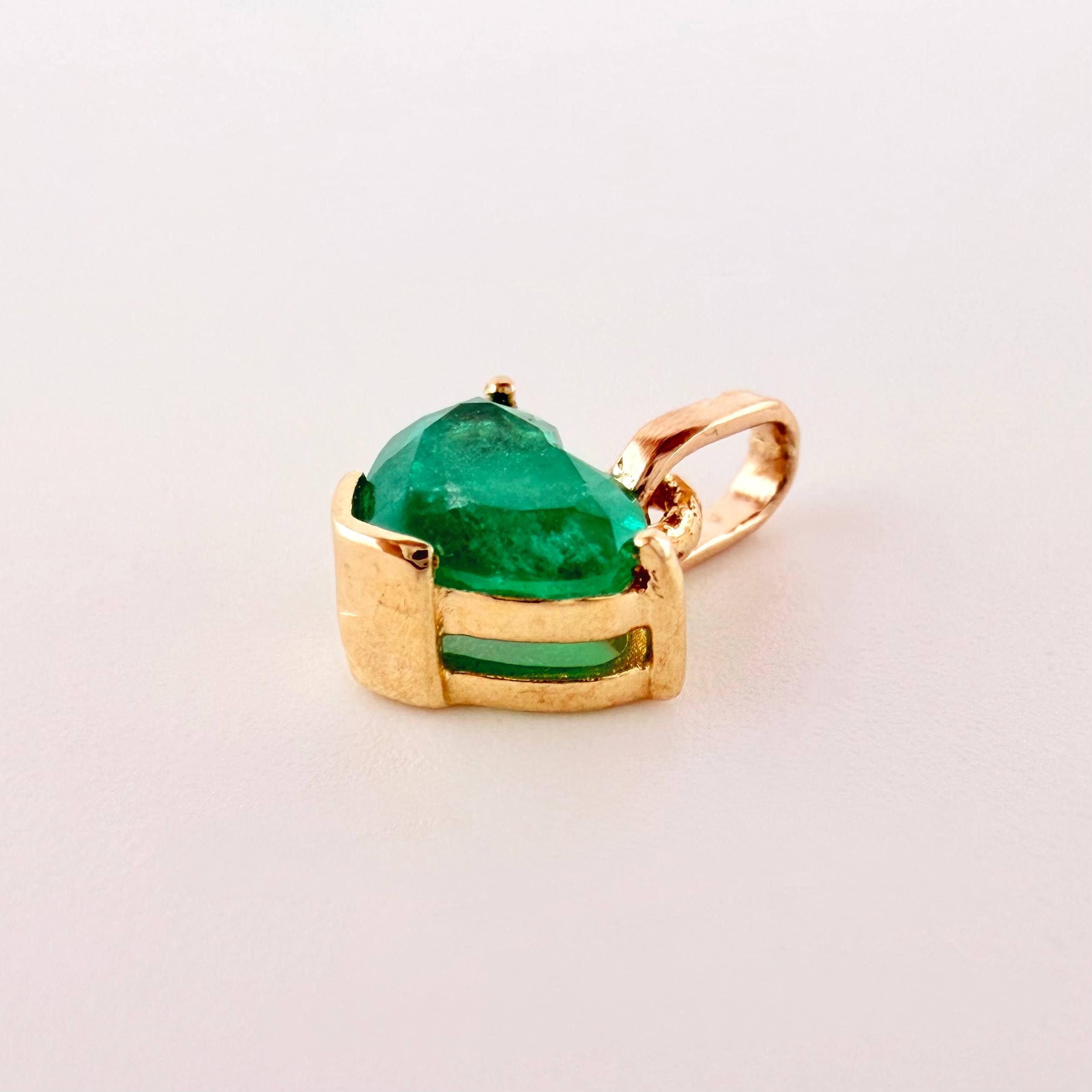 Pendant Drop in Heart Emeralds 70pts 0.6gr / 1/2 in / 18K Yellow Gold ©