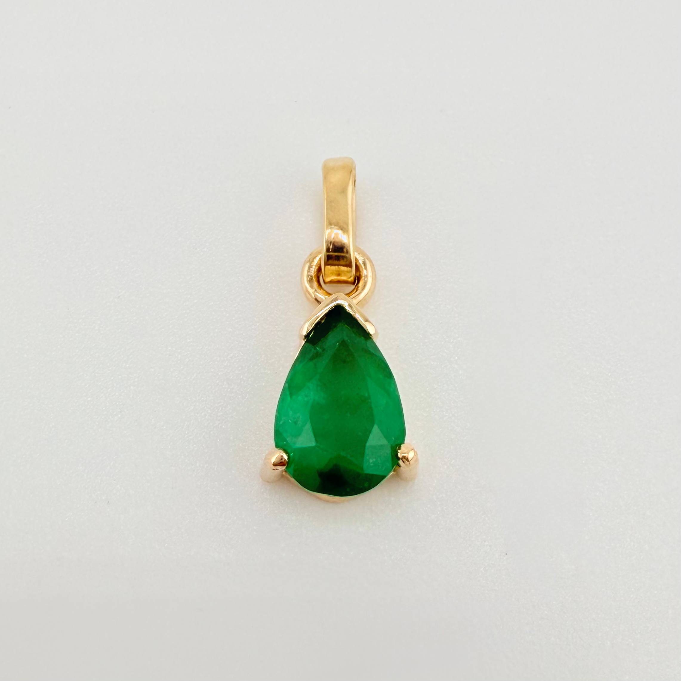 Dije Gota Esmeraldas 70pts 0.55gr / 1/2 in / Oro Amarillo 18K ©