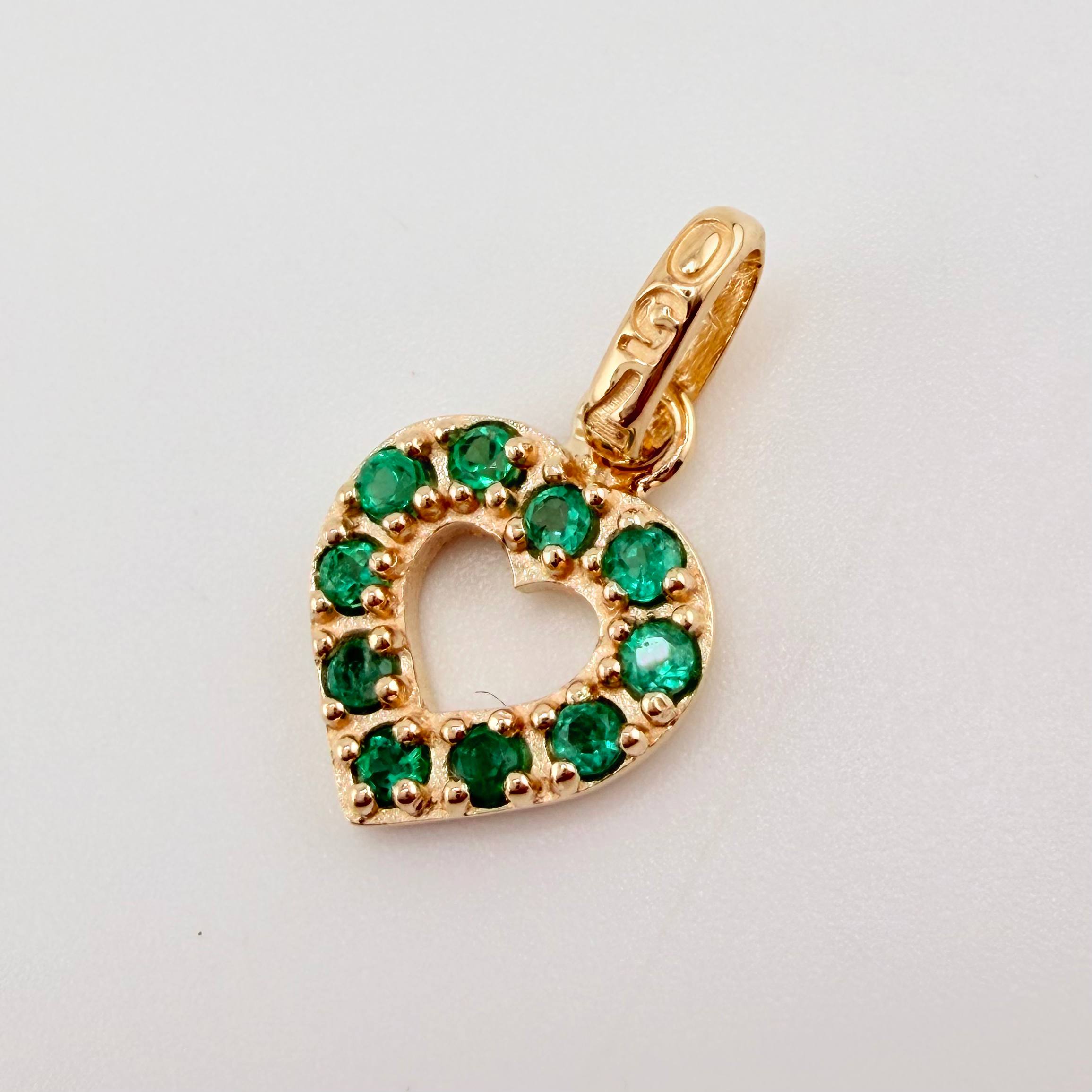 Dije Corazon Borde Grueso Esmeraldas 18pts 1.4gr / 3/4 in / Oro Amarillo 18K ©