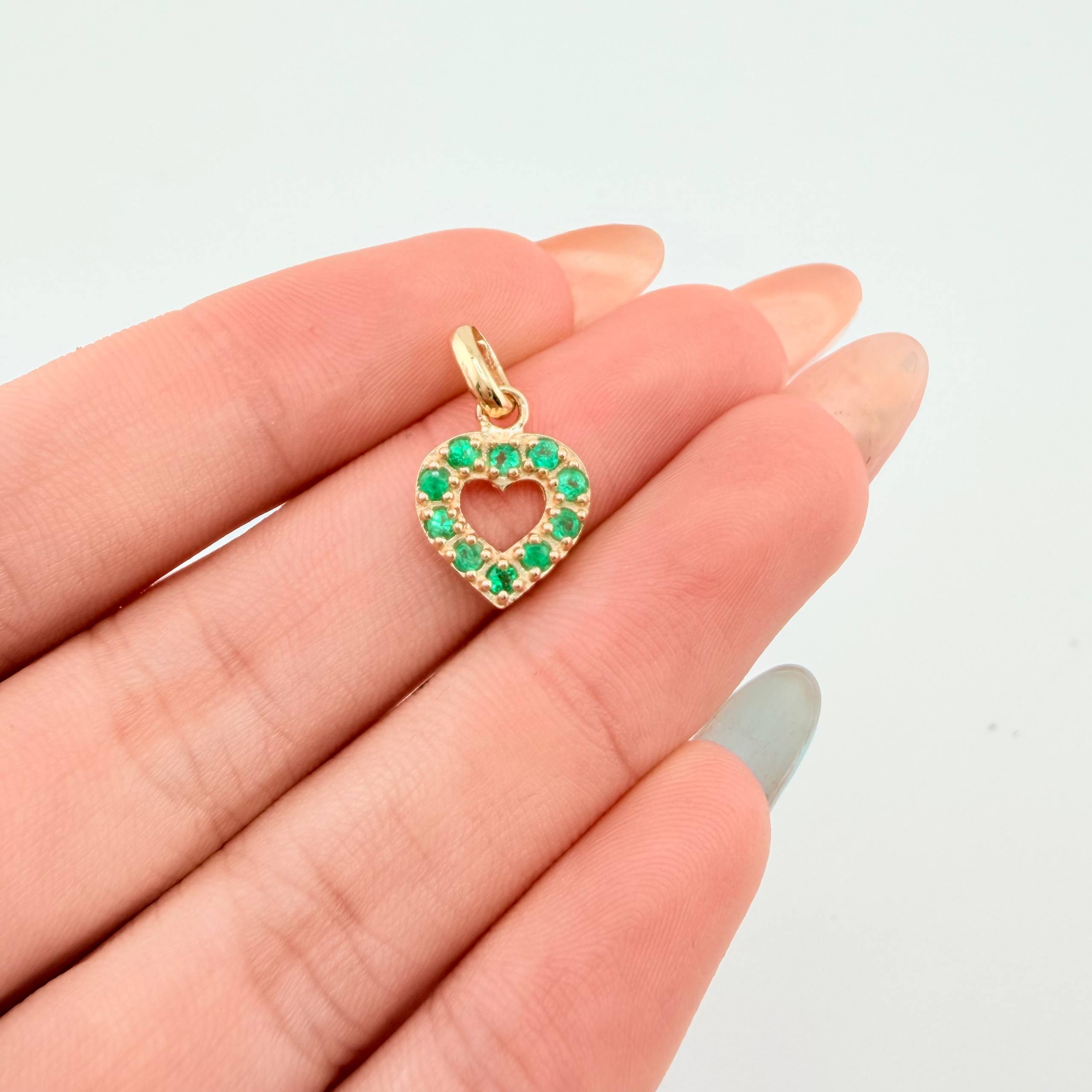 Dije Corazon Borde Grueso Esmeraldas 18pts 1.4gr / 3/4 in / Oro Amarillo 18K ©