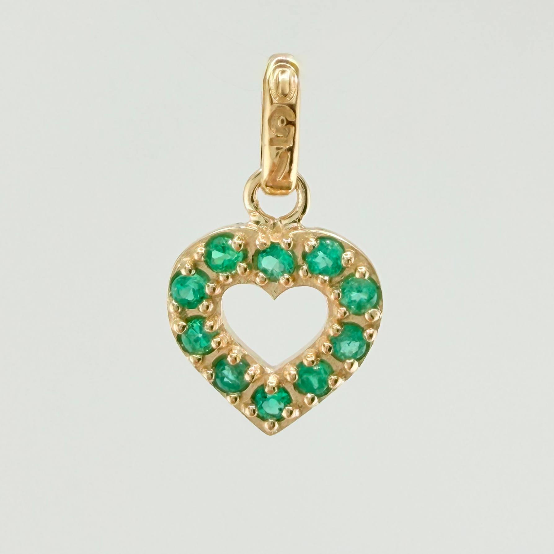 Dije Corazon Borde Grueso Esmeraldas 18pts 1.4gr / 3/4 in / Oro Amarillo 18K ©