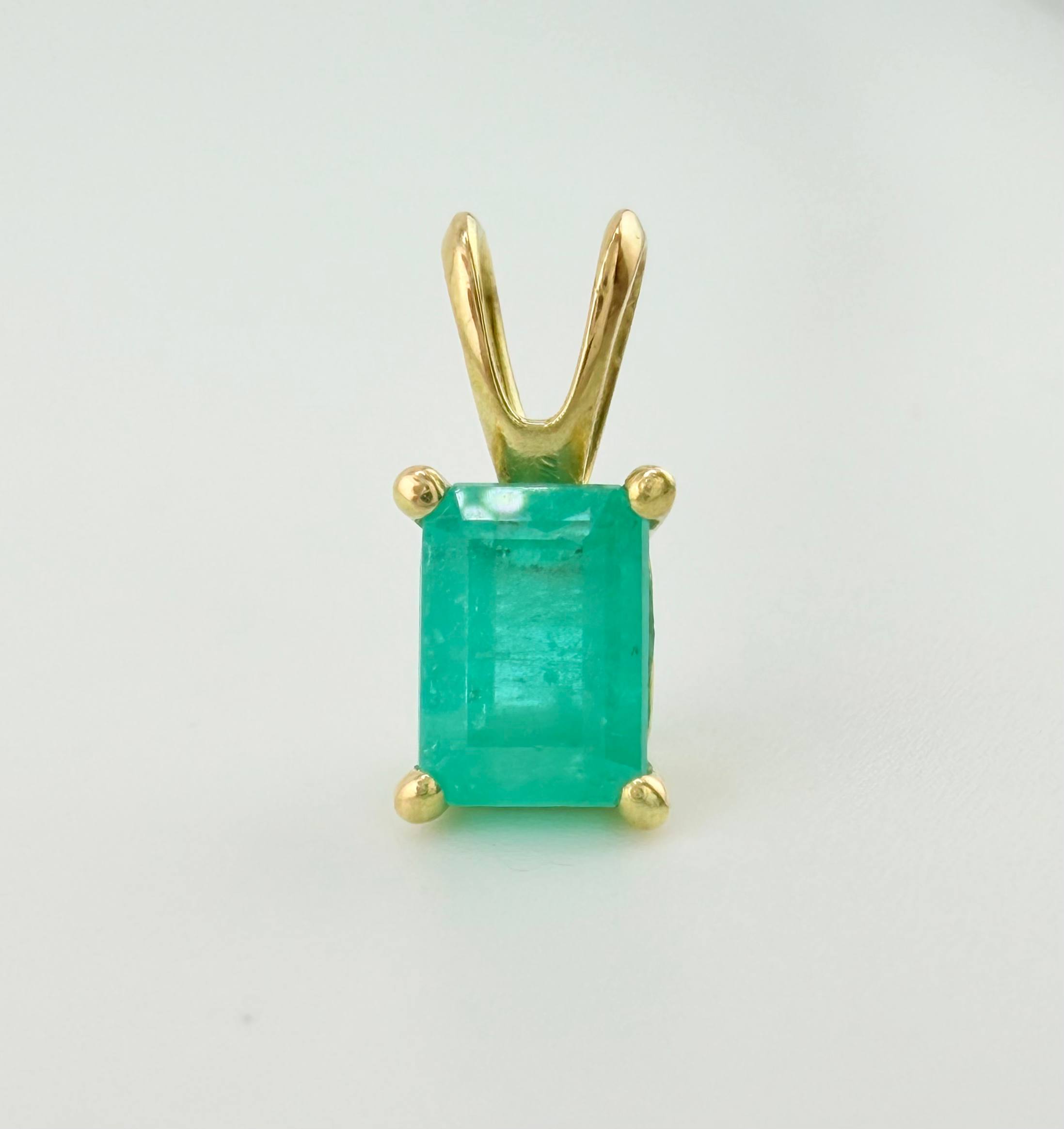 Dije Rectangulo Abultado Esmeralda 1 Qts 1gr / 1/2 in / Oro Amarillo 18K ©