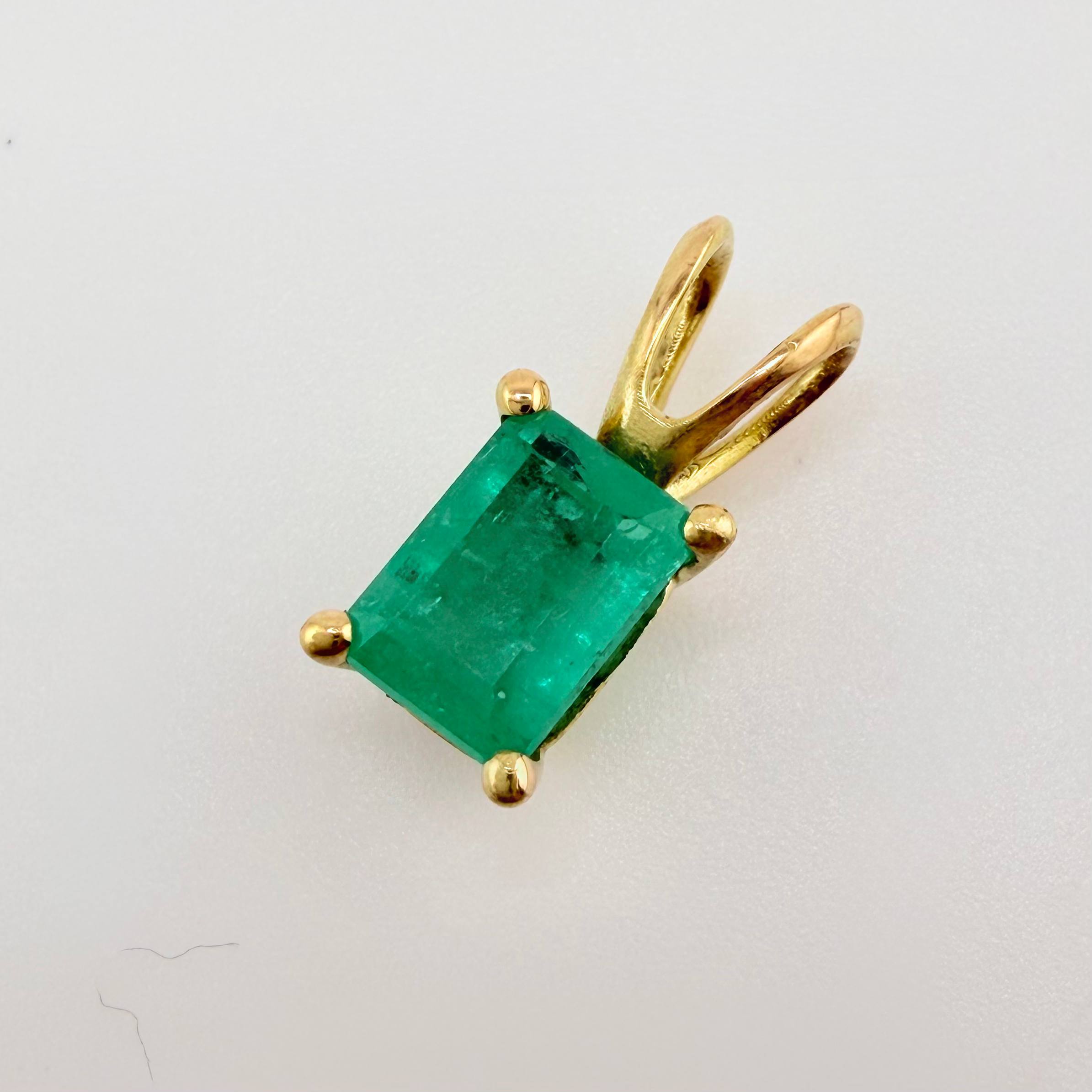 Dije Rectangulo Abultado Esmeralda 1 Qts 1gr / 1/2 in / Oro Amarillo 18K ©