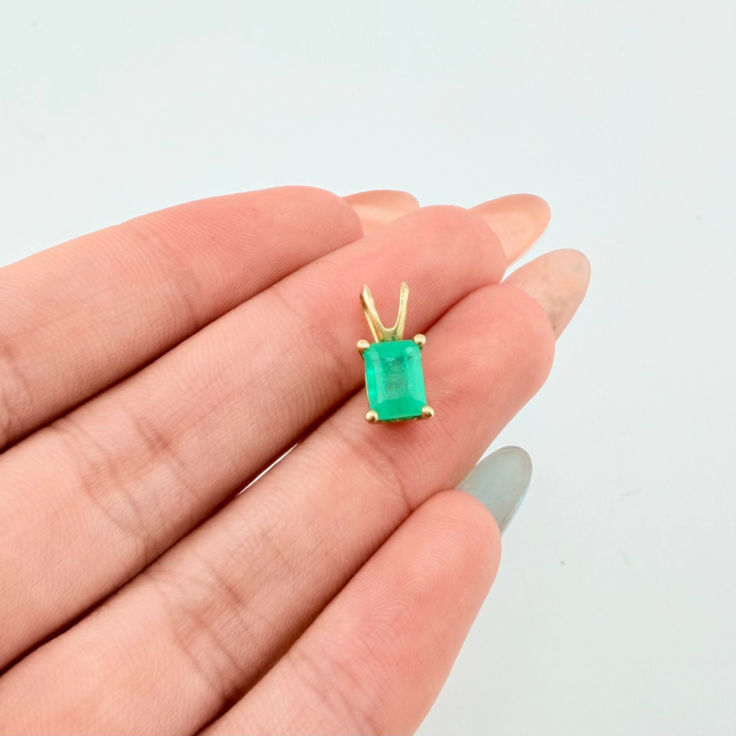 Dije Rectangulo Abultado Esmeralda 1 Qts 1gr / 1/2 in / Oro Amarillo 18K ©