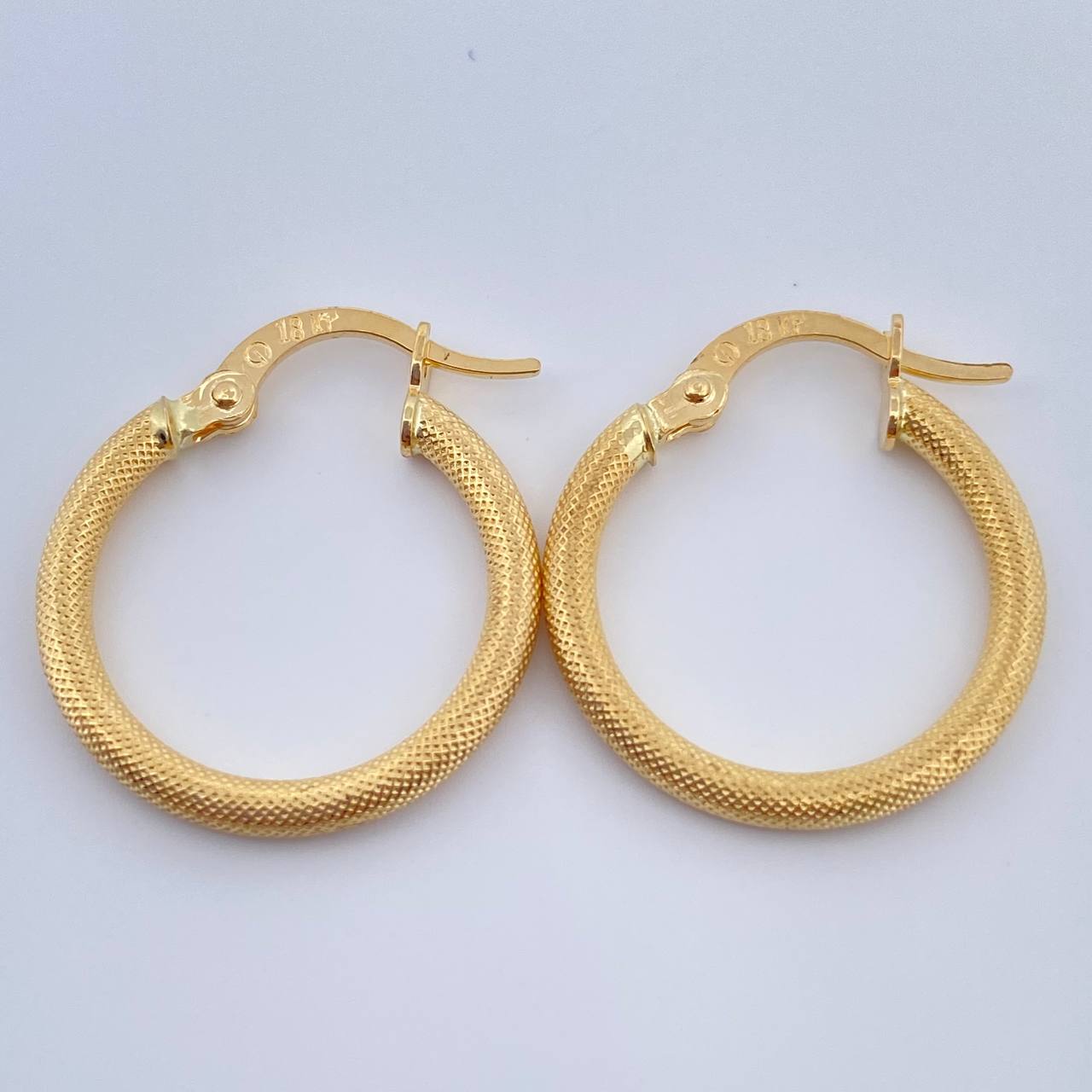Tefi Hoop Earrings 1.45gr / 0.8in / 18K Gold