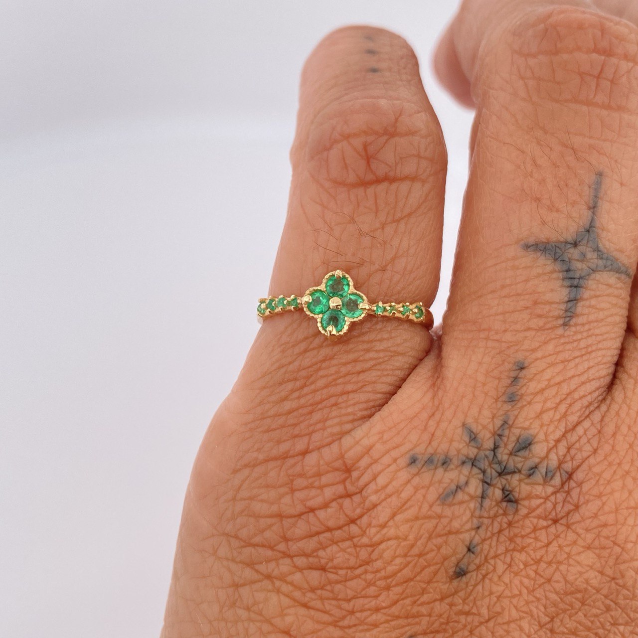 Anillo Trebol Tupido Esmeraldas 50pts 1.65gr / T6 1/4 / Oro Amarillo 18K &