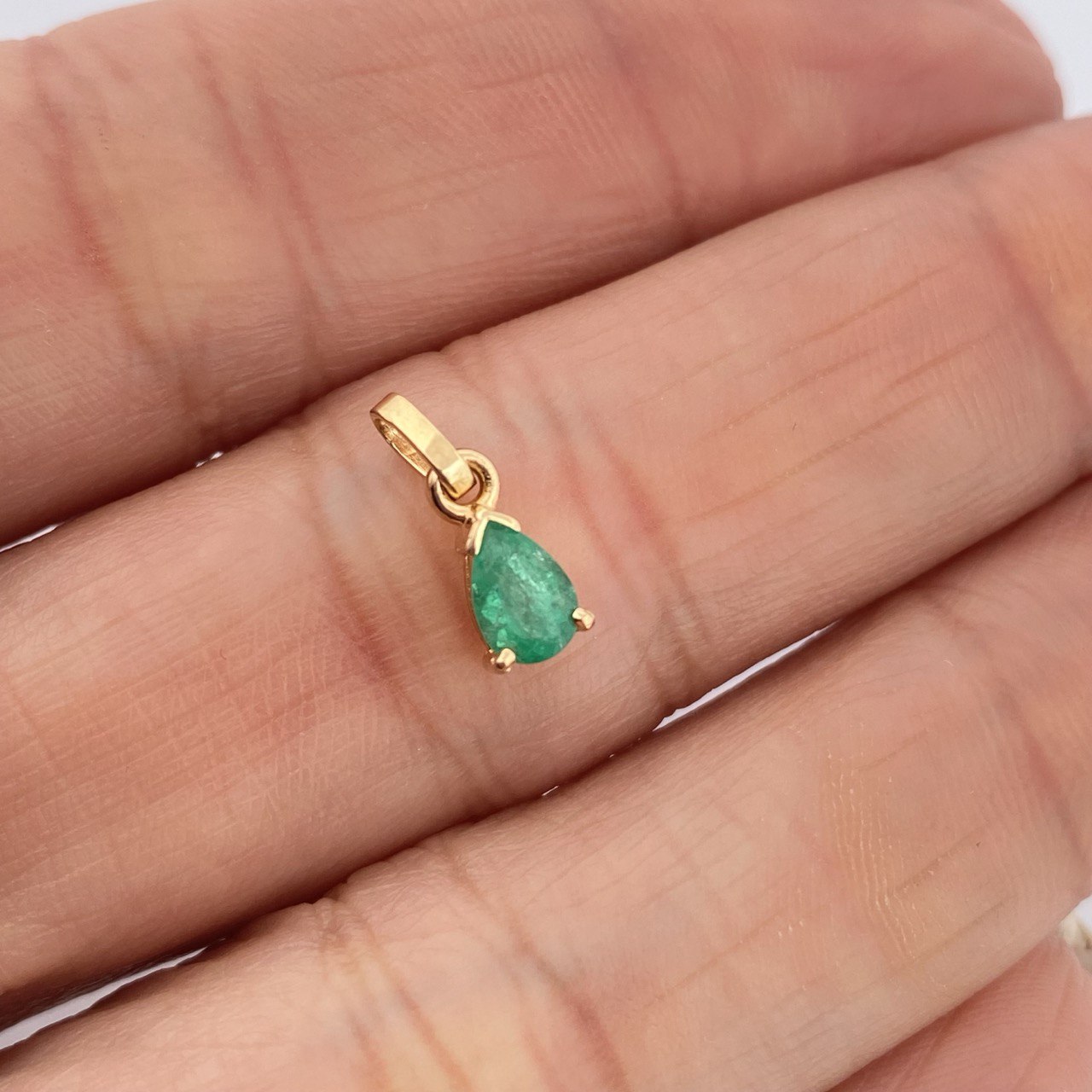 Dije Lagrima Esmeraldas 60pts 0.5gr / 1/2 in / Oro Amarillo 18K &