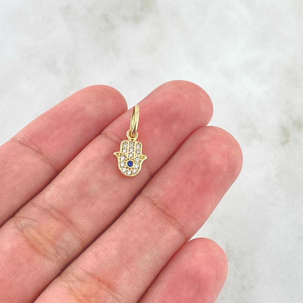 Dije Mano Hamsa 0.65gr / 1.5cm / Circones Blancos Y Azul Oro Amarillo 18K