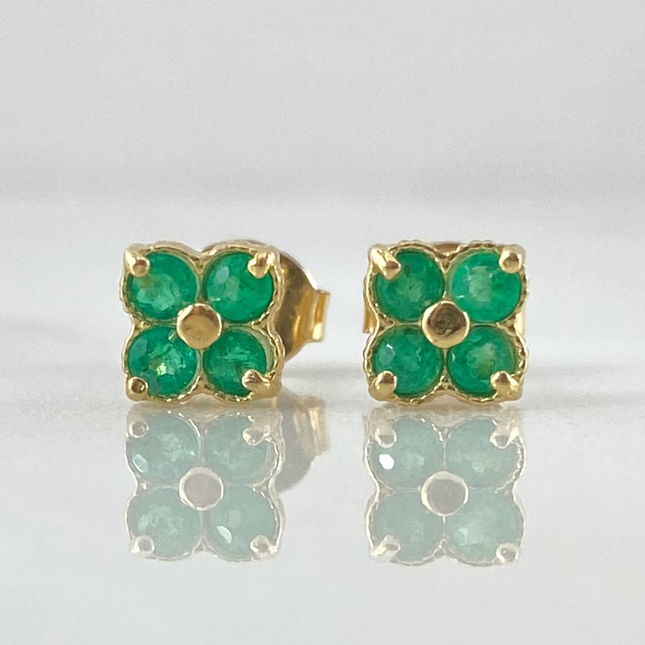Four-Petal Flower Stud Earrings with 42pts Emeralds 1.5gr / 18K Gold