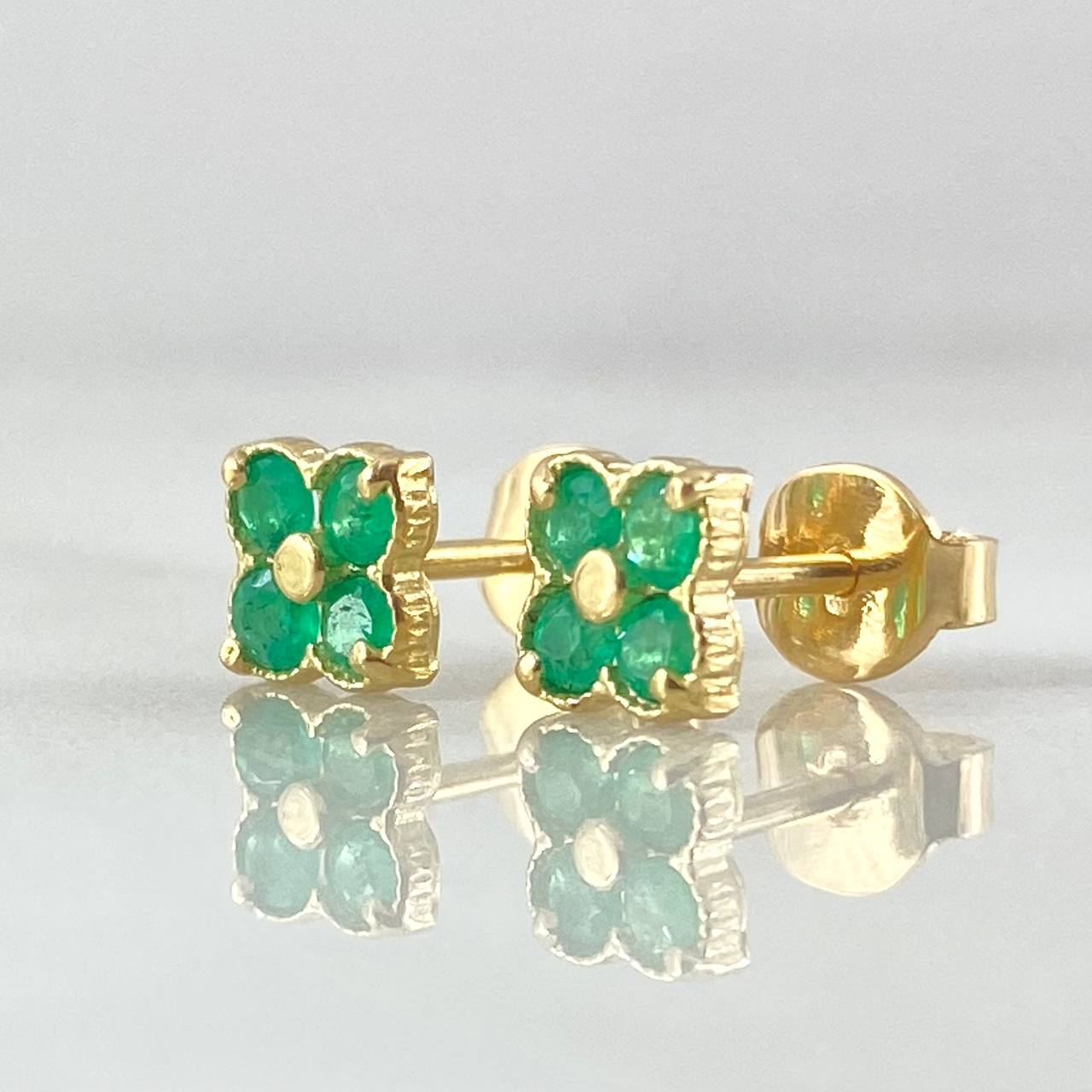 Four-Petal Flower Stud Earrings with 60pts Emeralds 1.6gr / 18K Gold