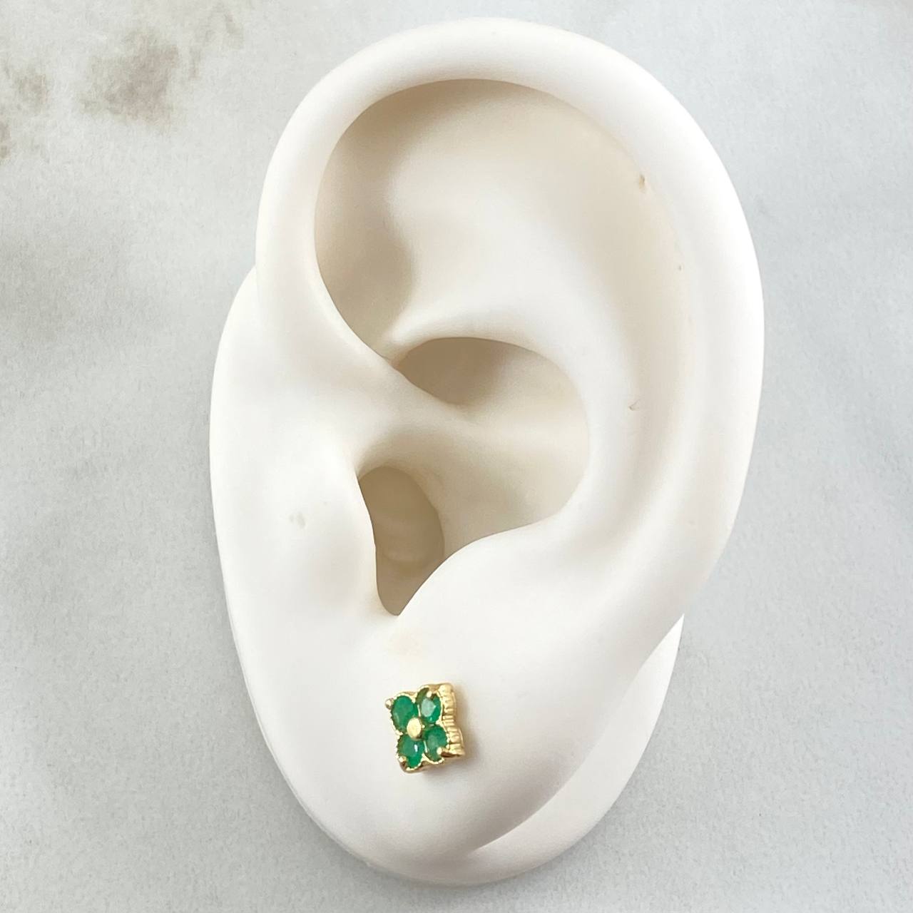 Four-Petal Flower Stud Earrings with 60pts Emeralds 1.6gr / 18K Gold