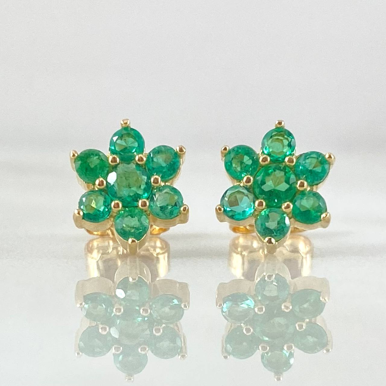 Topos Flor Driada Esmeraldas 47pts 2.1gr / Oro 18K