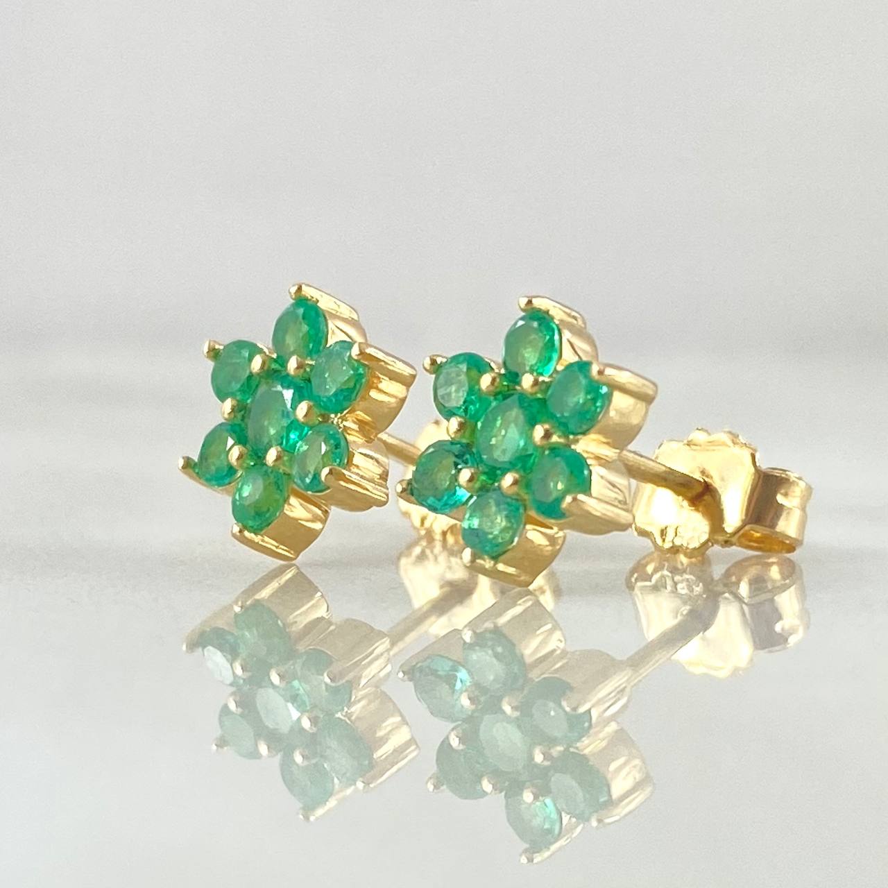 Topos Flor Driada Esmeraldas 47pts 2.1gr / Oro 18K