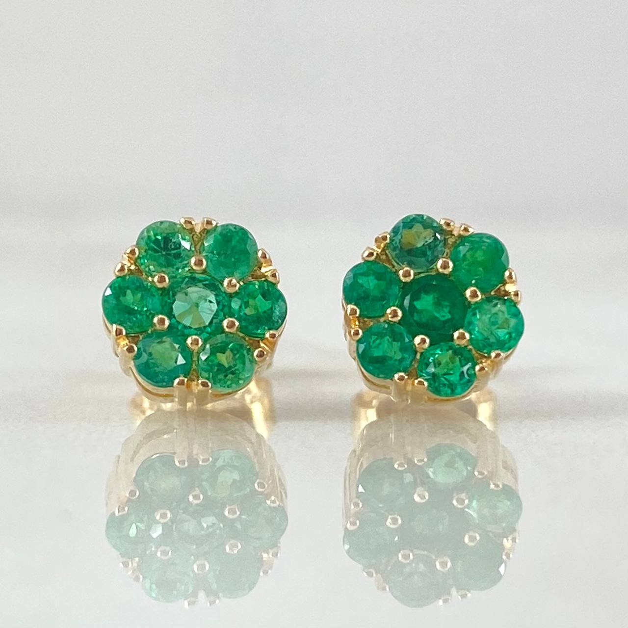 Topos Flor Hexagonal Esmeraldas 58pts 2gr / Oro 18K