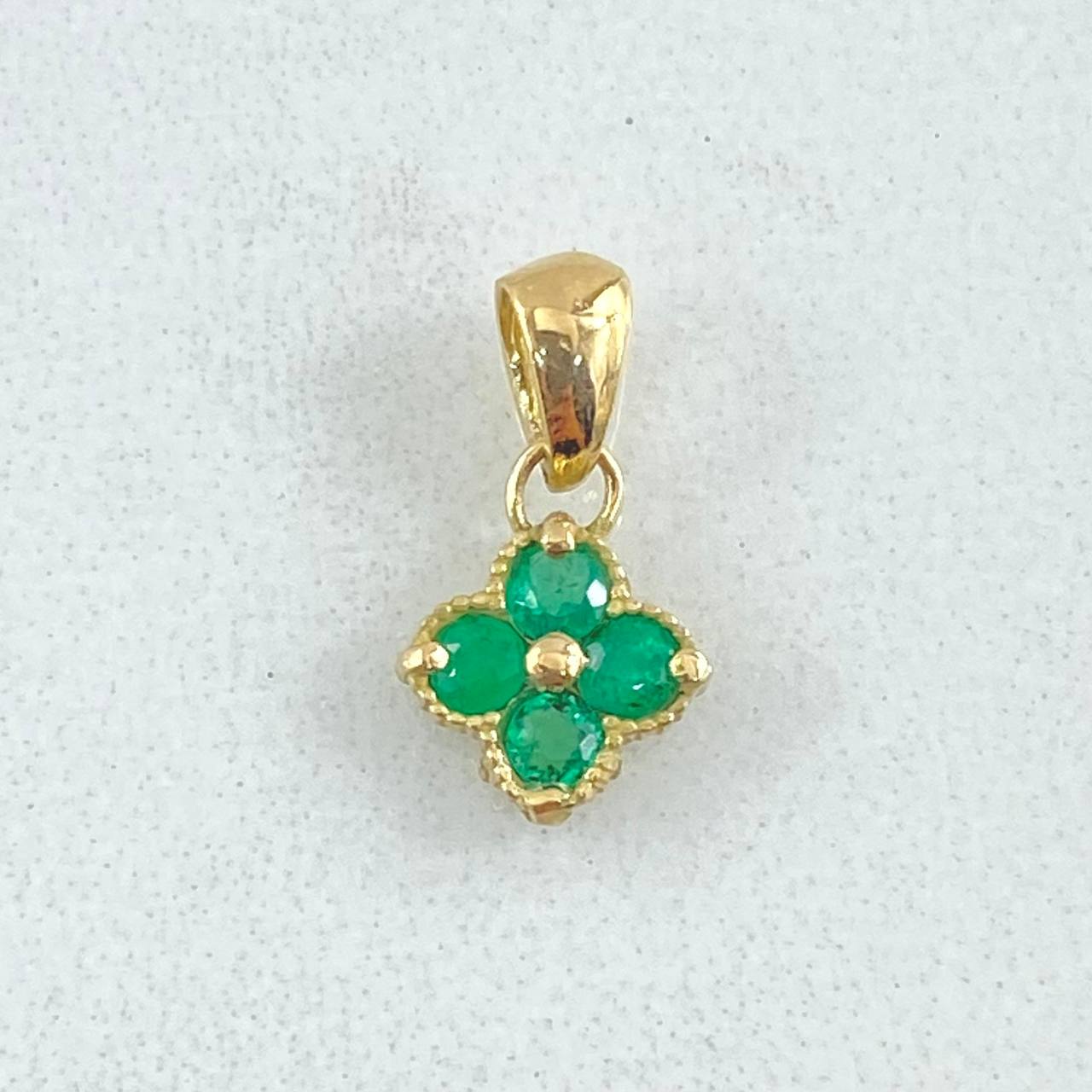 Dije Flor Cuatro Petalos Esmeraldas 18pts 0.6gr / 1.2cm / Oro 18K