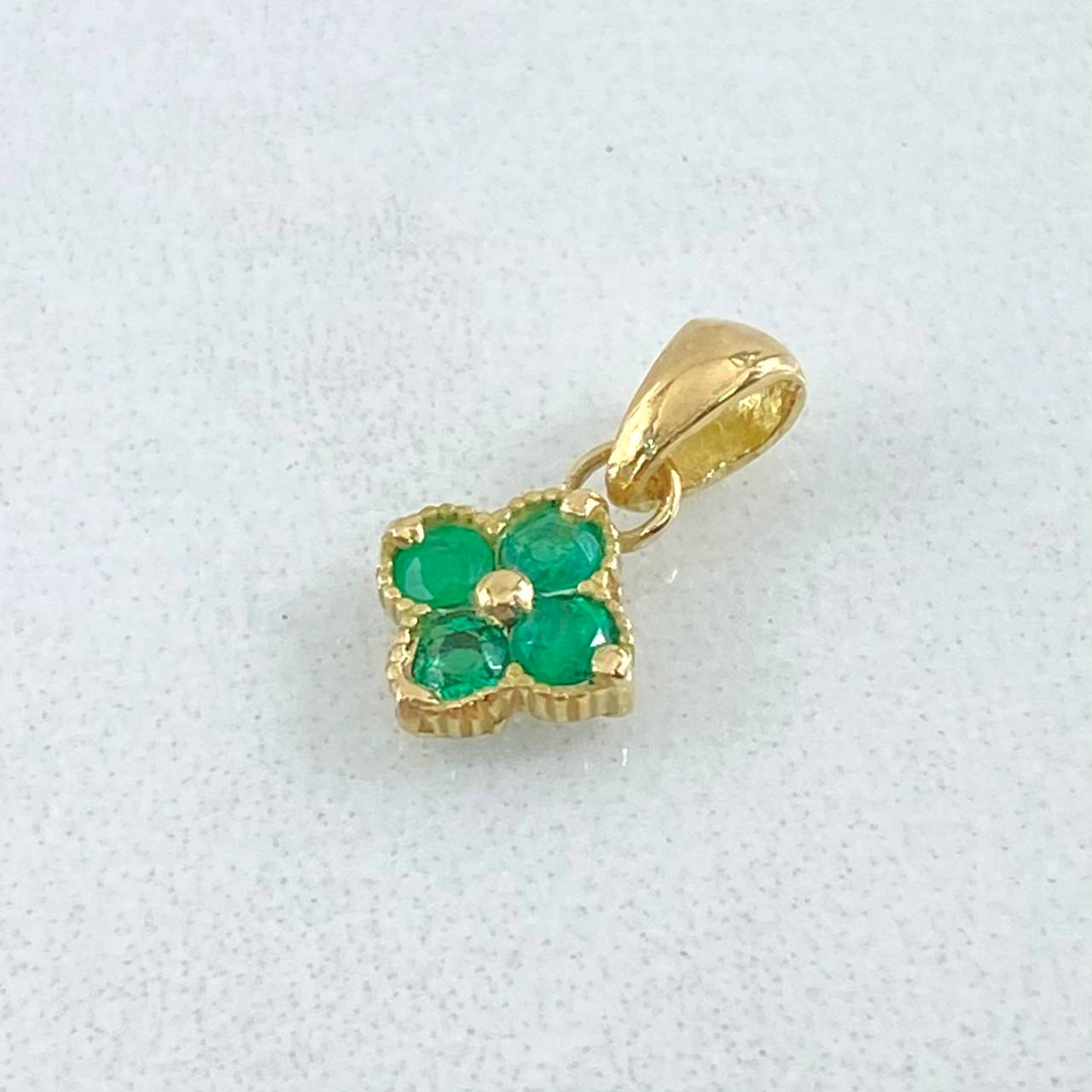 Pendant Four-Petal Flower Emeralds 18pts 0.65gr / 1.2cm / 18K Gold