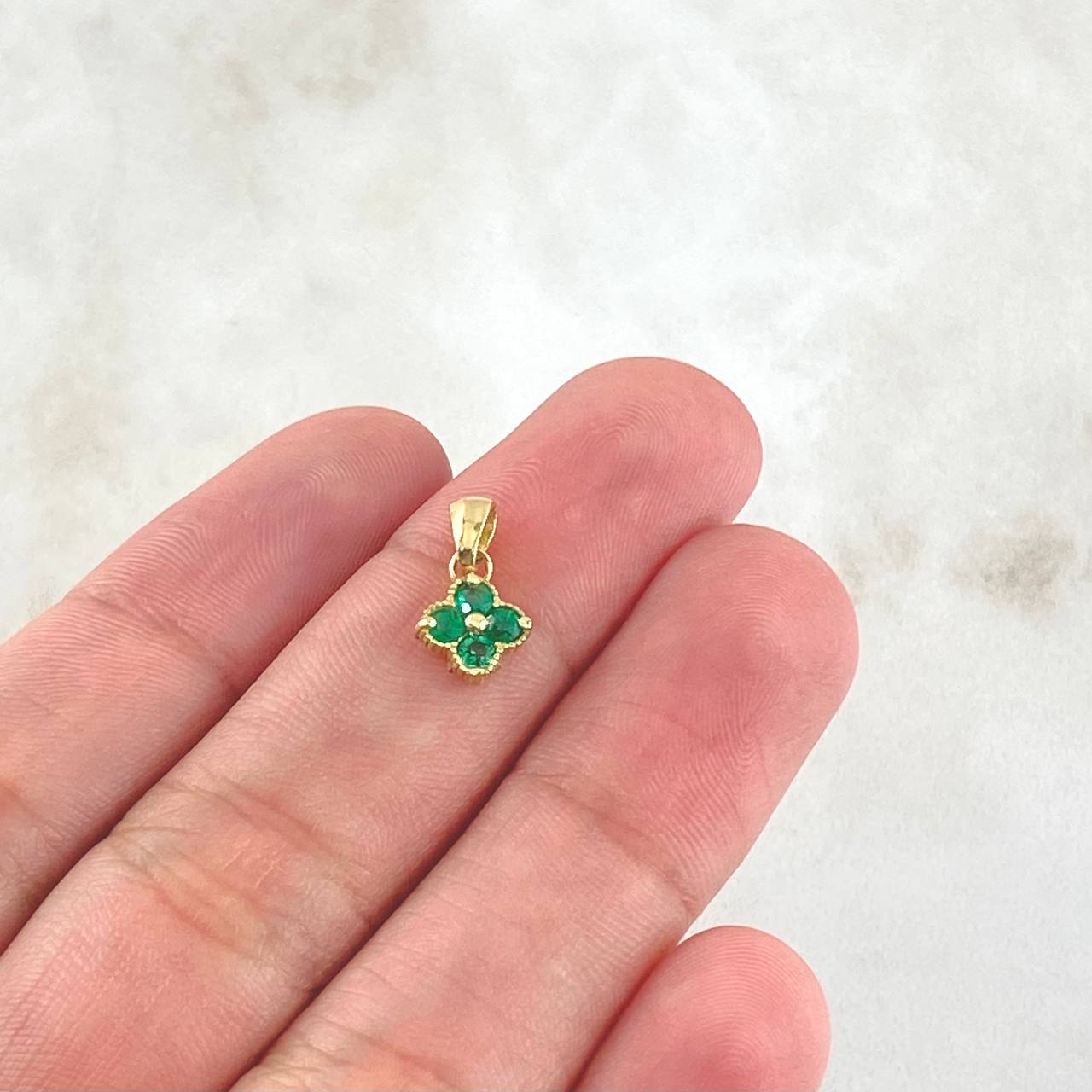 Pendant Four-Petal Flower Emeralds 18pts 0.65gr / 1.2cm / 18K Gold
