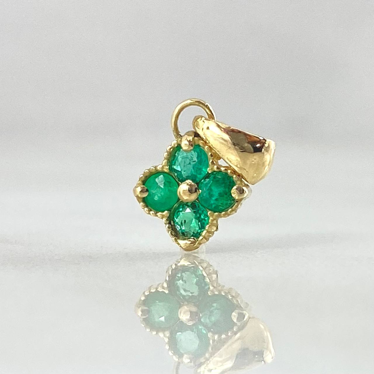 Pendant Four-Petal Flower Emeralds 18pts 0.65gr / 1.2cm / 18K Gold