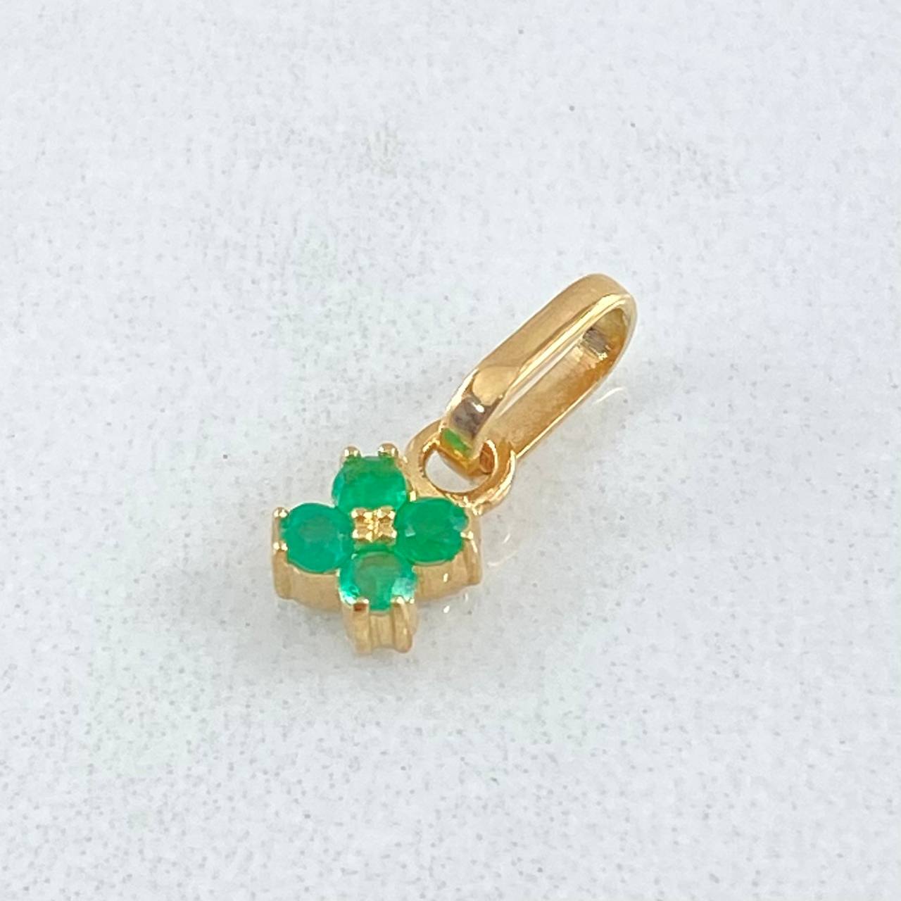 Four-Petal Flower Pendant Emeralds 13pts 0.6gr / 1.2cm / 0.5in / 18K Gold
