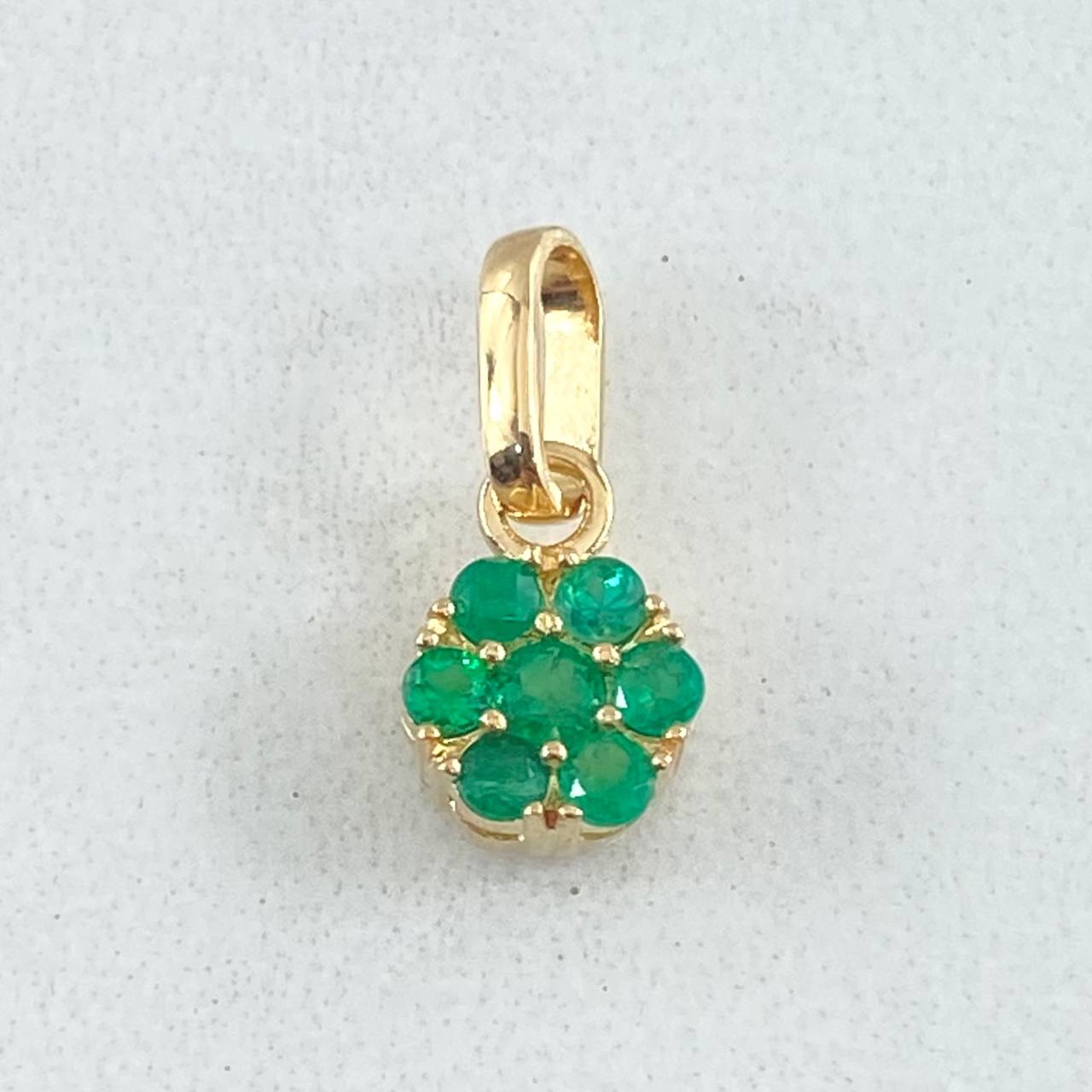 Dije Flor Hexagonal Esmeraldas 29pts 1.05gr / 1.5cm / Oro 18K