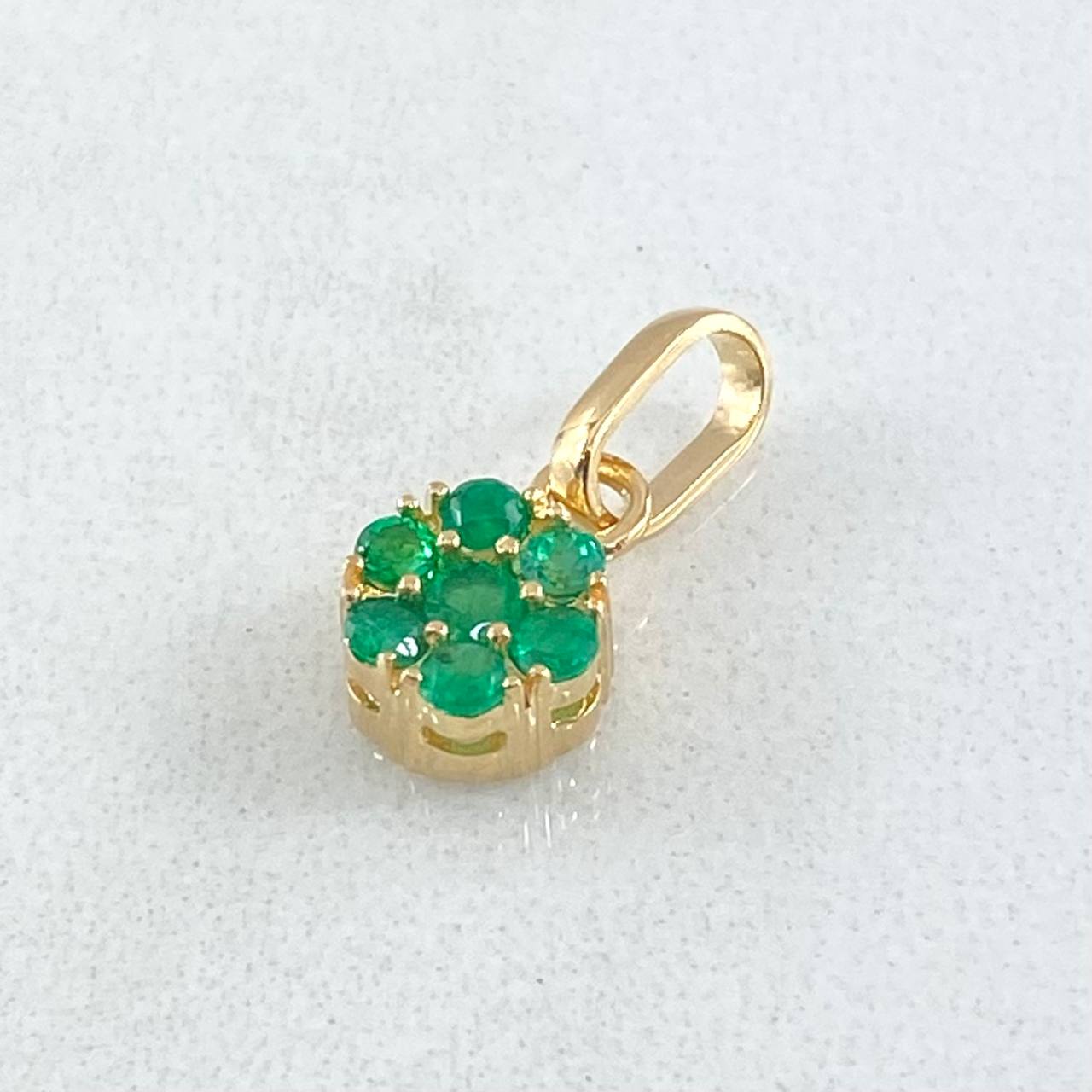 Dije Flor Hexagonal Esmeraldas 29pts 1.05gr / 1.5cm / Oro 18K