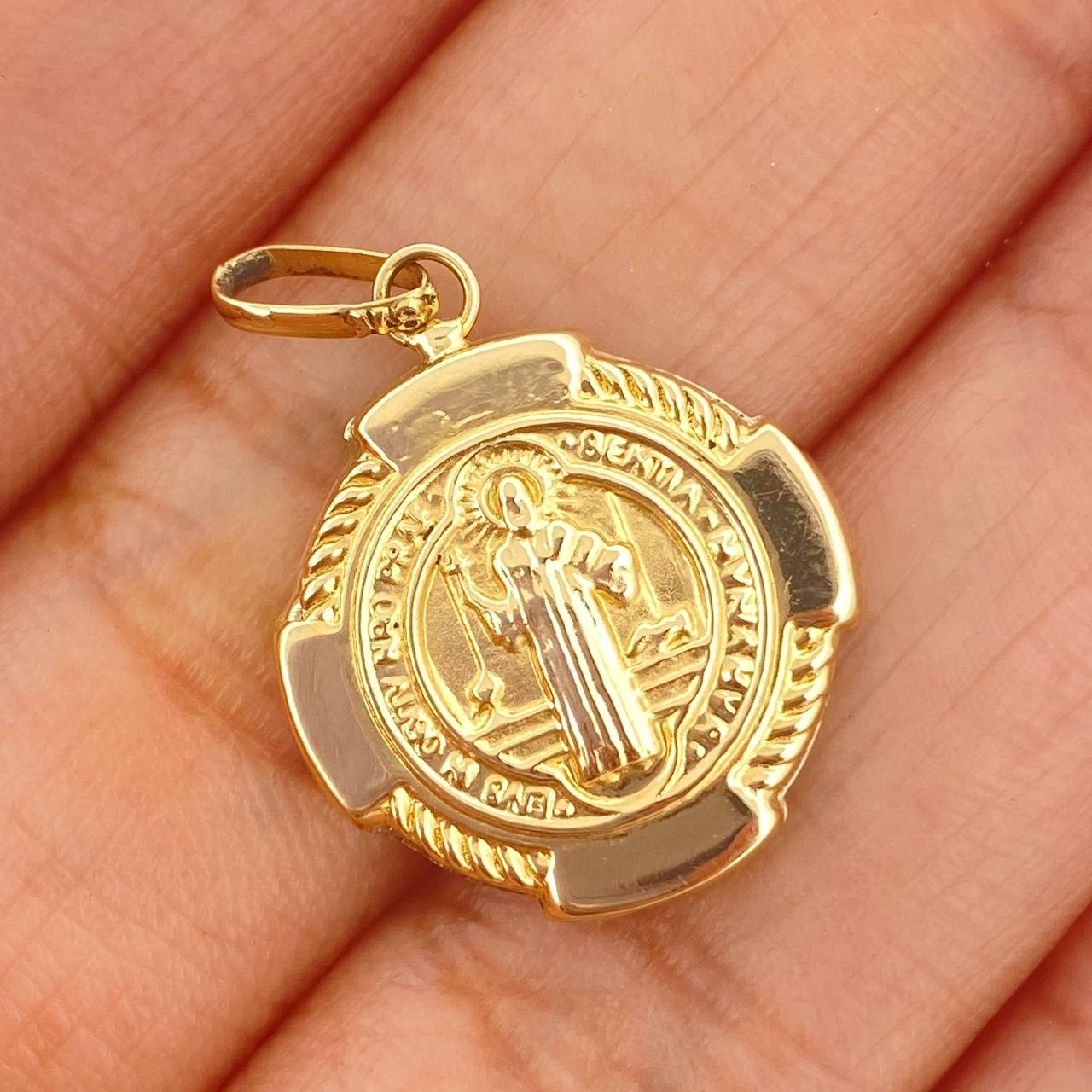 Dije San Benito 1.25gr / 3/4 in / Oro Amarillo 18K $