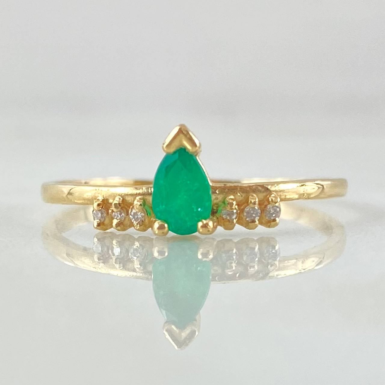 Emerald Raindrop Ring 18pts - Diamonds 6pts 1.5gr / Size 6 1/2 / 18K Gold