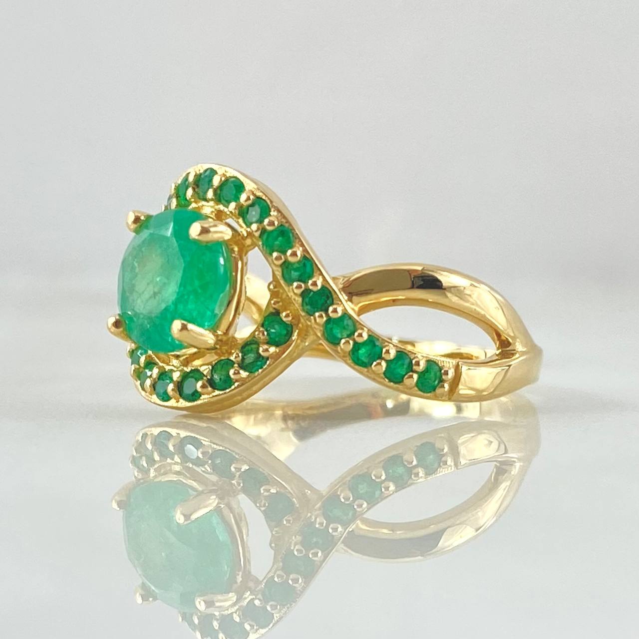 Triple Infinity Eye Ring Emeralds 1.80 Qts 4.4gr / Size 6 3/4 / 18K Gold