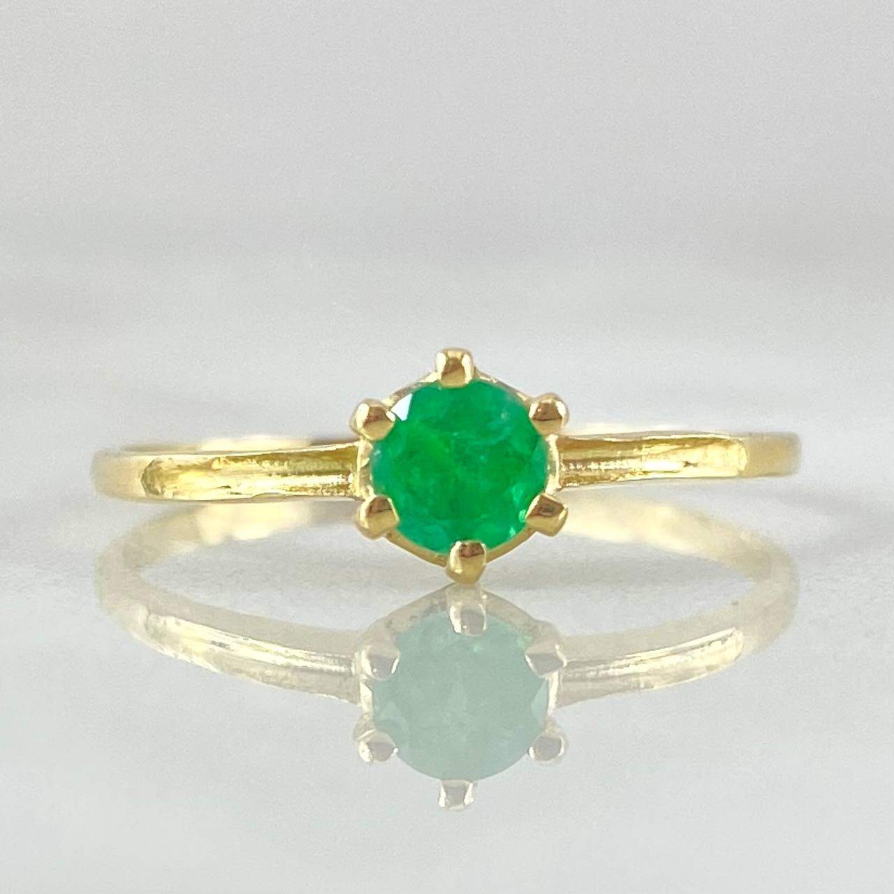 Scepter Ring Six-Prong Emerald 30pts 1.45gr / Size 6 3/4 / 18K Gold