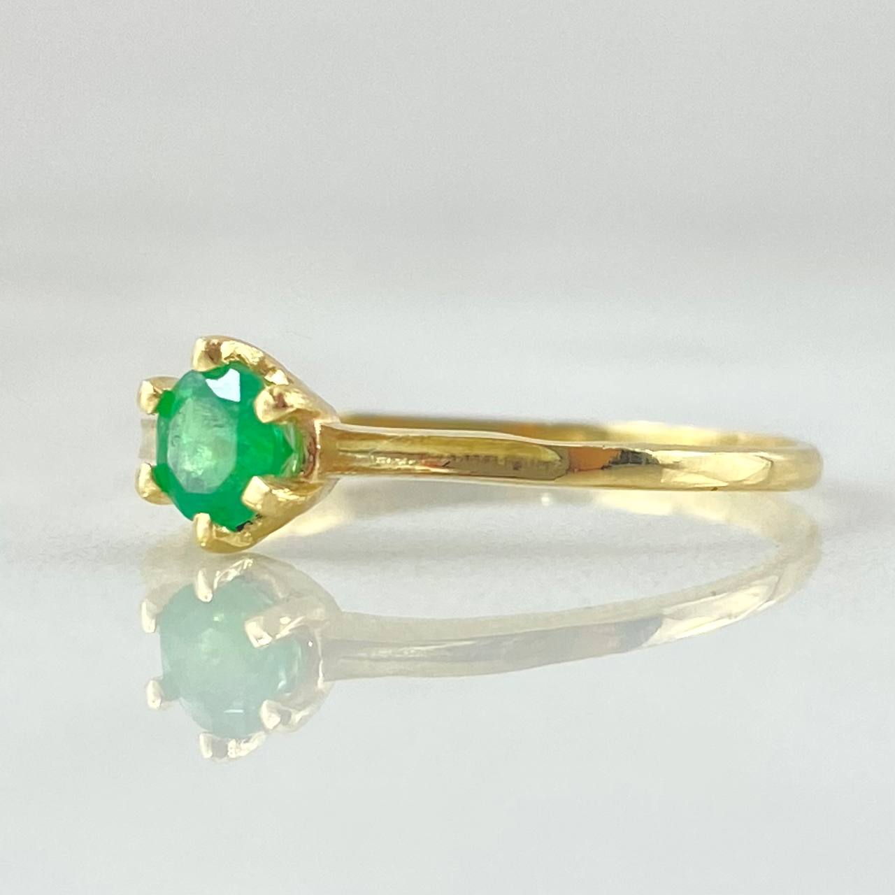 Scepter Ring Six-Prong Emerald 30pts 1.45gr / Size 6 3/4 / 18K Gold