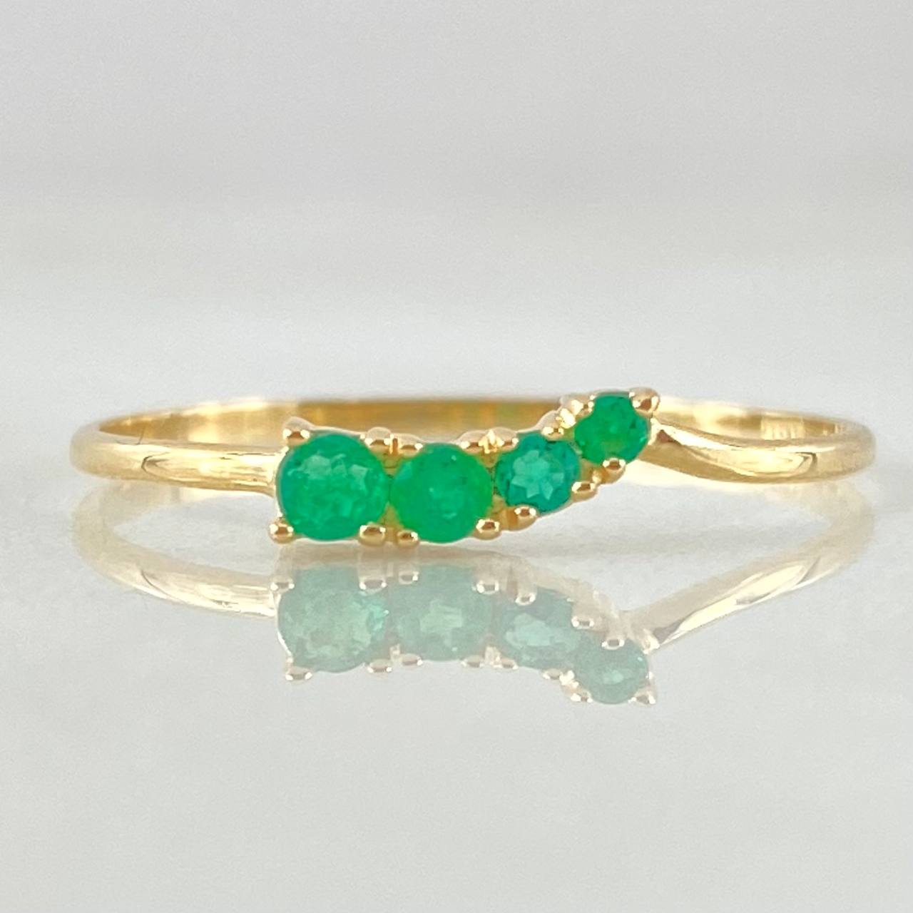 Trinity Ring Emeralds 13pts 0.85gr / Size 7 1/4 / 18K Gold