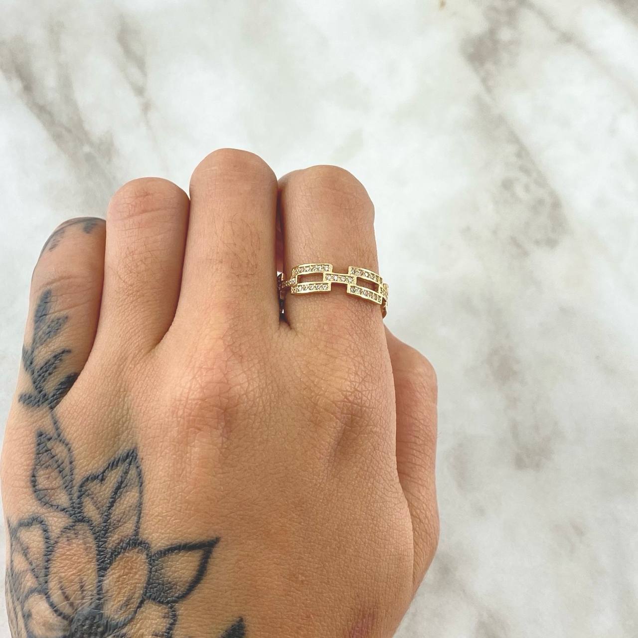 Anillo Eslabones Rectangulares 2.9gr / T7 / Circones Blancos Oro Amarillo 18K