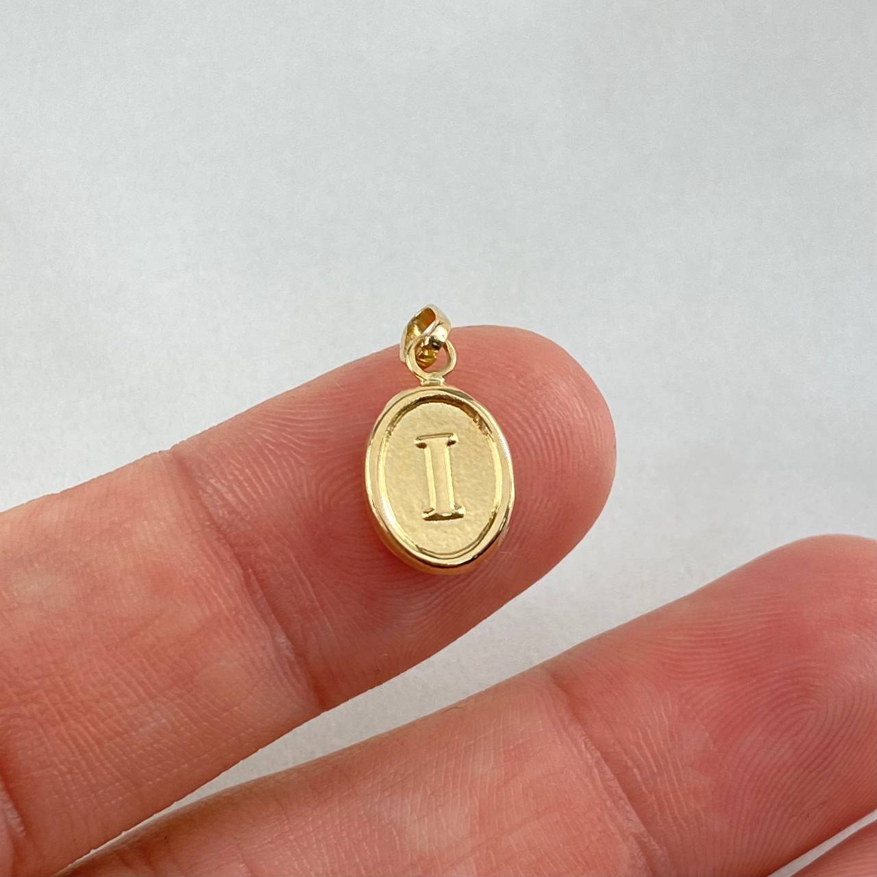 Pendant Oval Letter I 0.55gr / 1.8cm / Stamped Yellow Gold