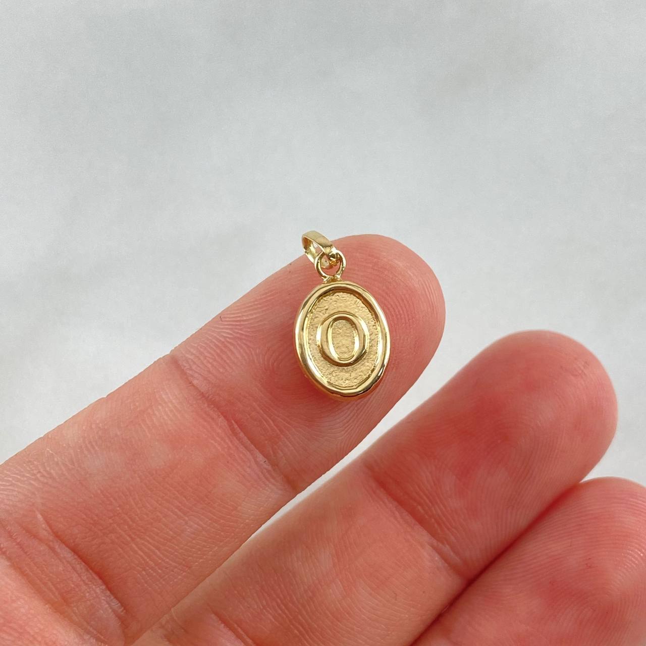 Pendant Letter O 0.5gr / 1.8cm / Yellow Gold ©