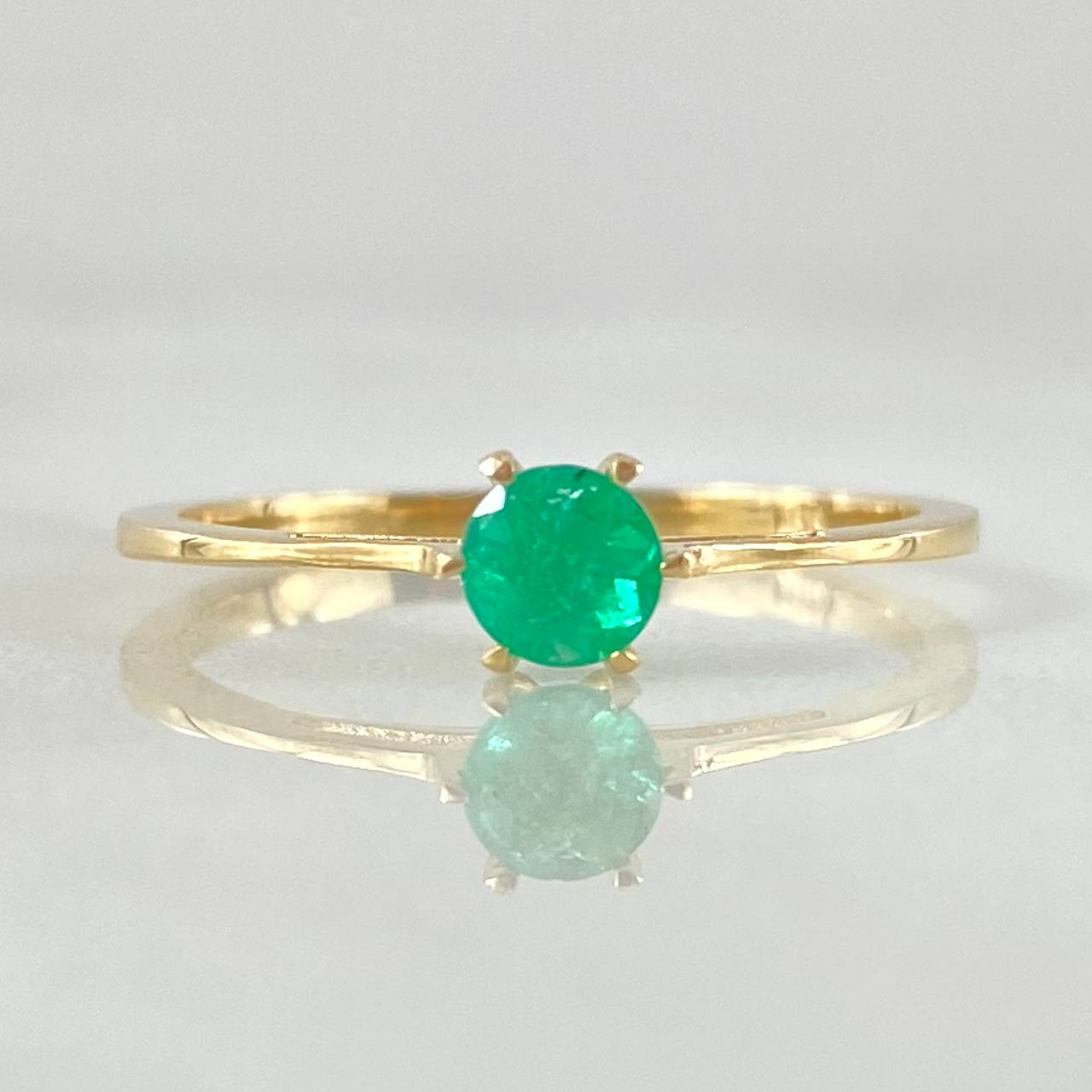 Hollow Bridge Emerald Ring 23pts 1.3gr / Size 6 3/4 / 18K Gold