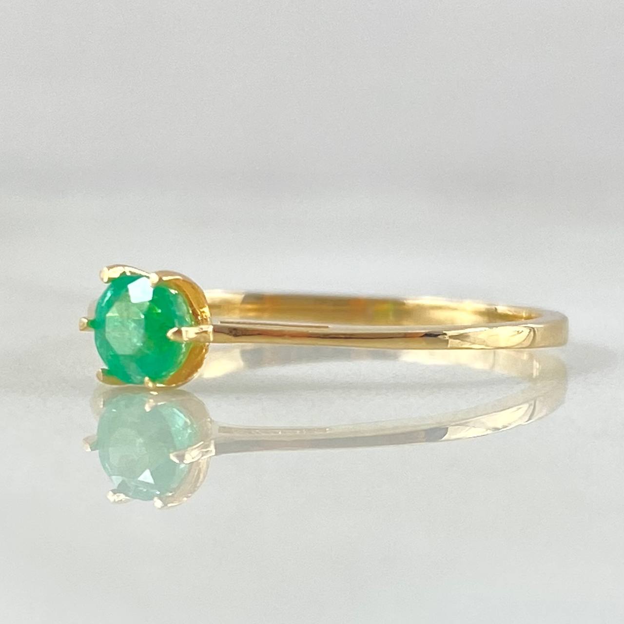 Hollow Bridge Emerald Ring 23pts 1.3gr / Size 6 3/4 / 18K Gold