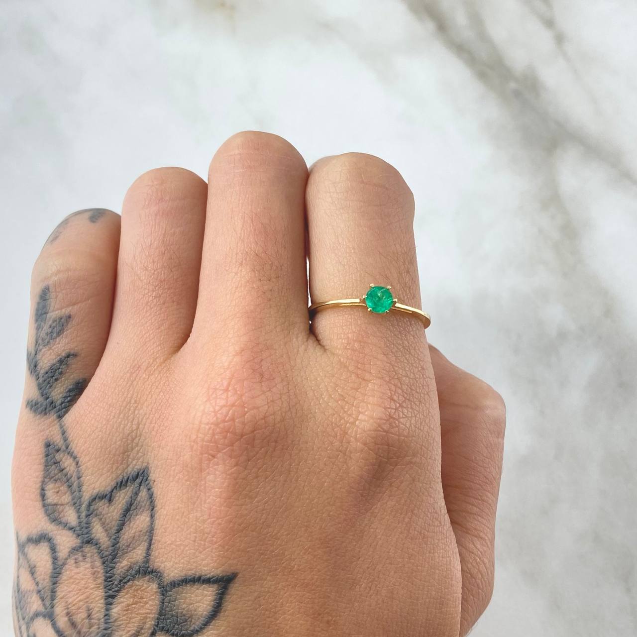 Hollow Bridge Emerald Ring 23pts 1.3gr / Size 6 3/4 / 18K Gold