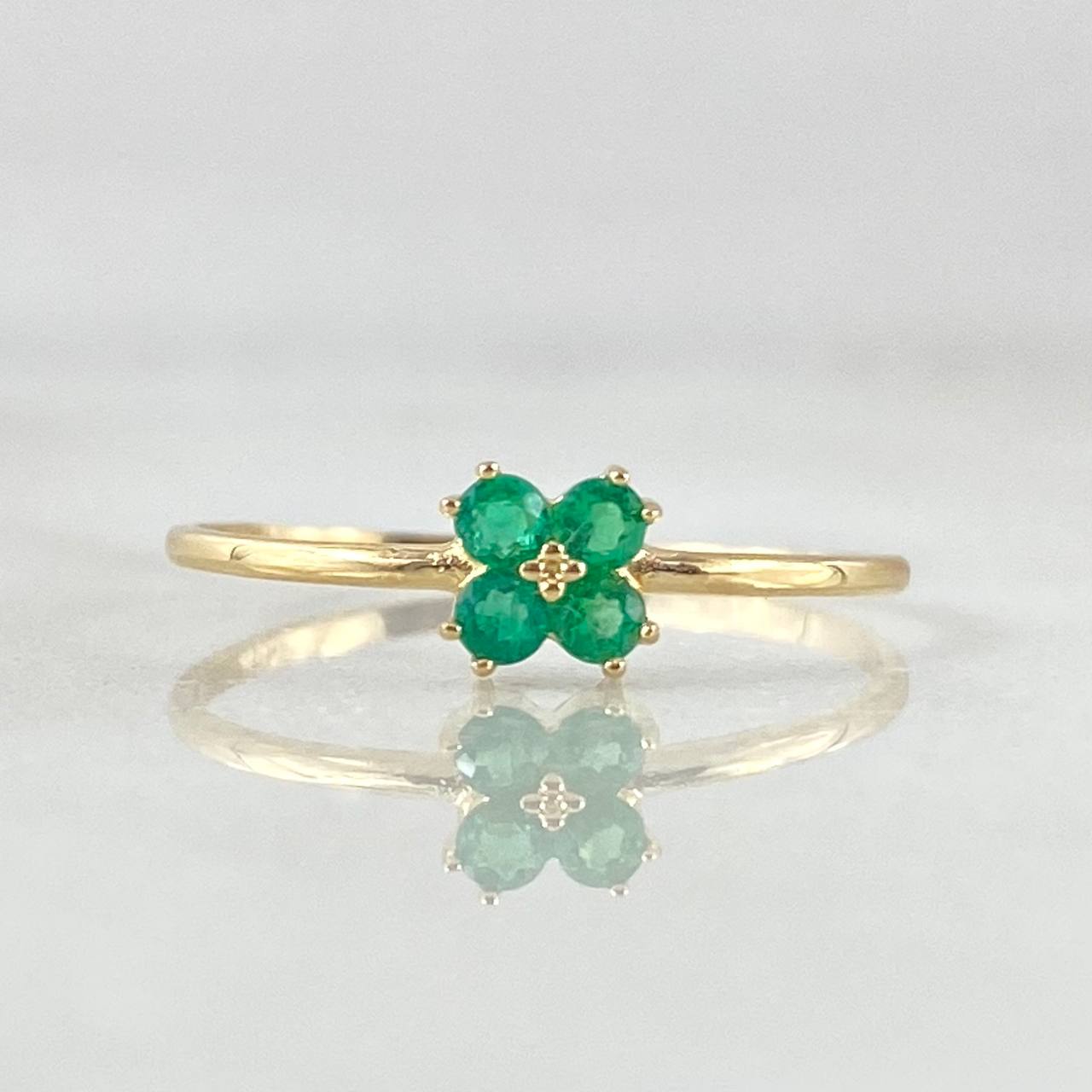 Four-Petal Flower Ring Emeralds 13pts 0.85gr / Size 6 1/2 / 18K Gold