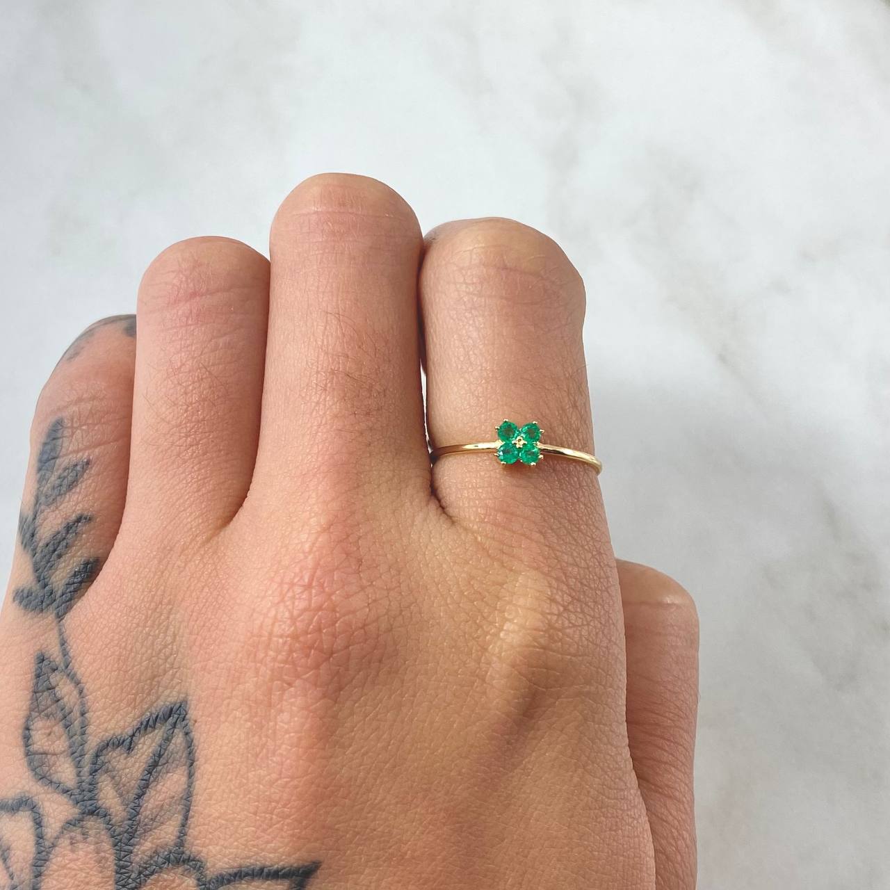 Four-Petal Flower Ring Emeralds 13pts 0.85gr / Size 6 1/2 / 18K Gold