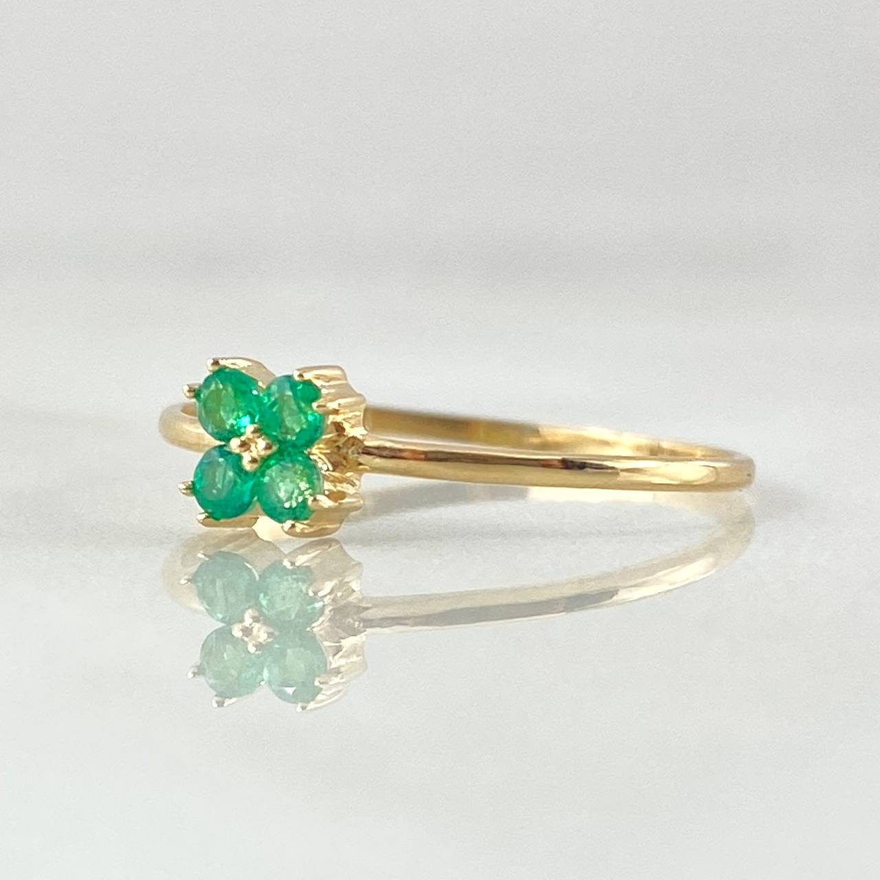 Four-Petal Flower Ring Emeralds 13pts 0.85gr / Size 6 1/2 / 18K Gold