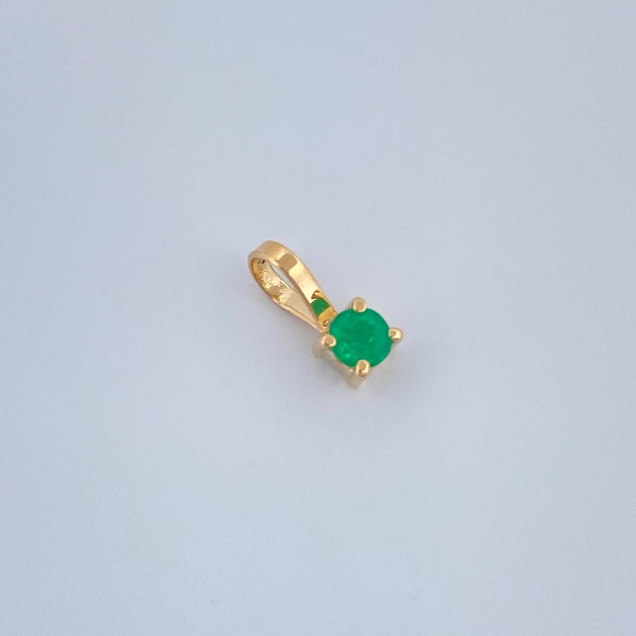 Dije Redondo Esmeralda 0.9pts 0.2gr / 1/4 in / Oro Amarillo 18K &