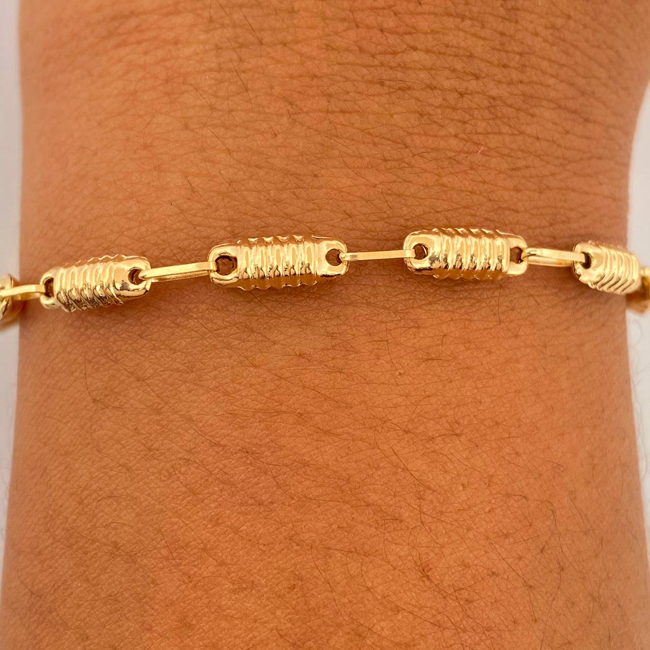 Pulso Rustico Barril Rayado 3.2gr / 8 1/4 in / 3.4mm Oro Amarillo 18K $