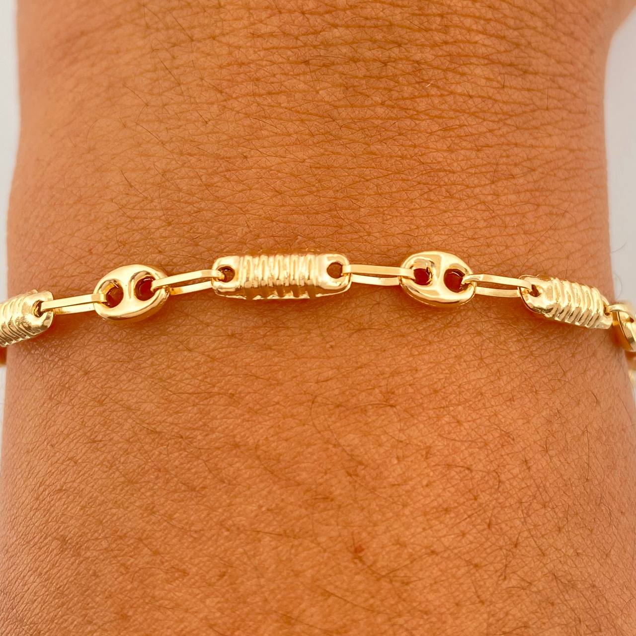 Pulso Rustico GC 3.25gr / 8 1/4 in / 4mm Oro Amarillo 18K $