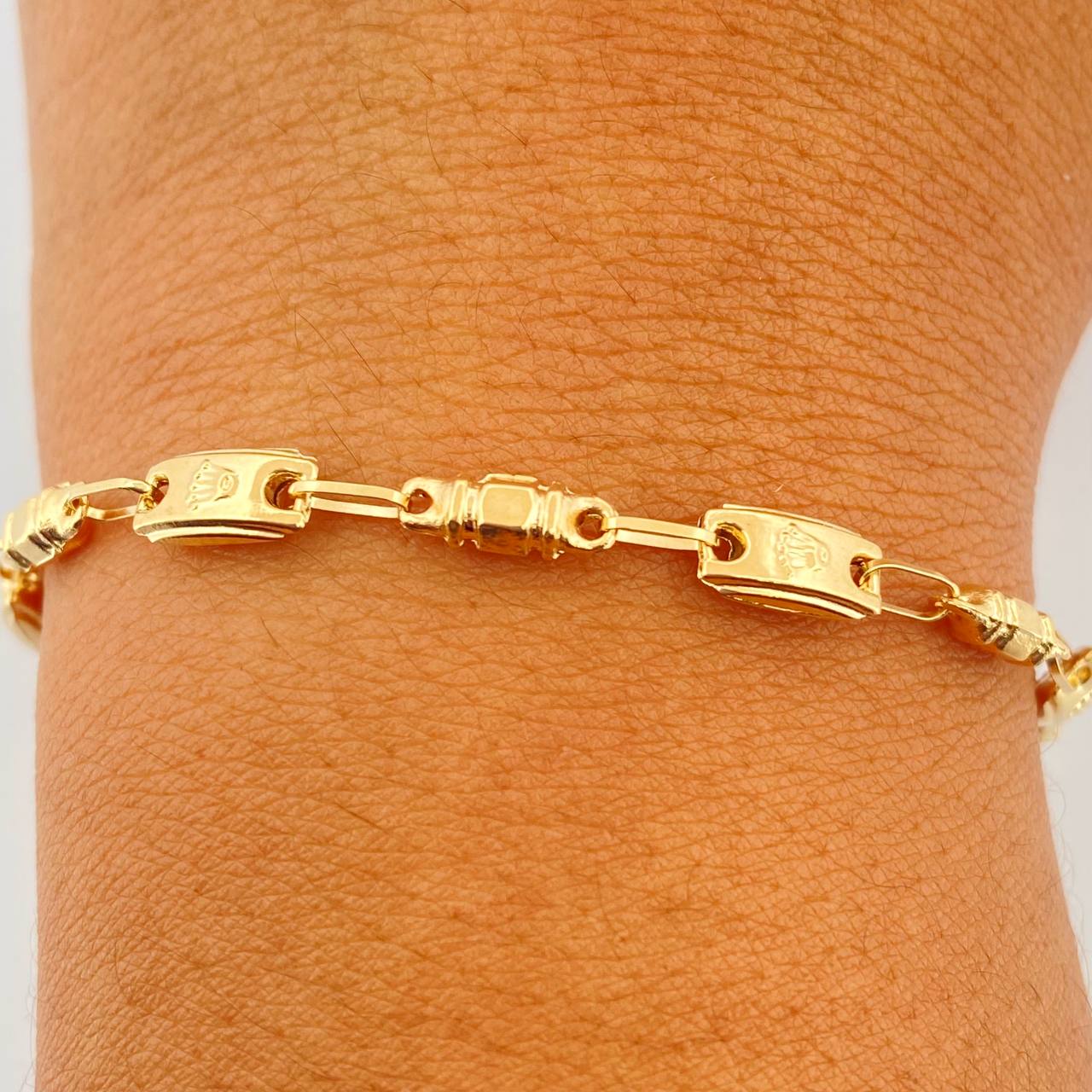 Pulso Rustico Corona 3.35gr / 8 1/2 in / 4mm Oro Amarillo 18K $