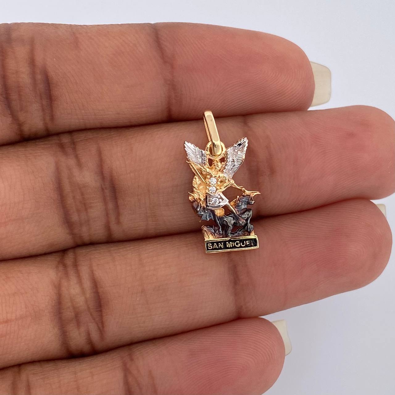 Dije San Miguel Arcangel 1.7gr / 3/4 in / Tres Oros 18K %