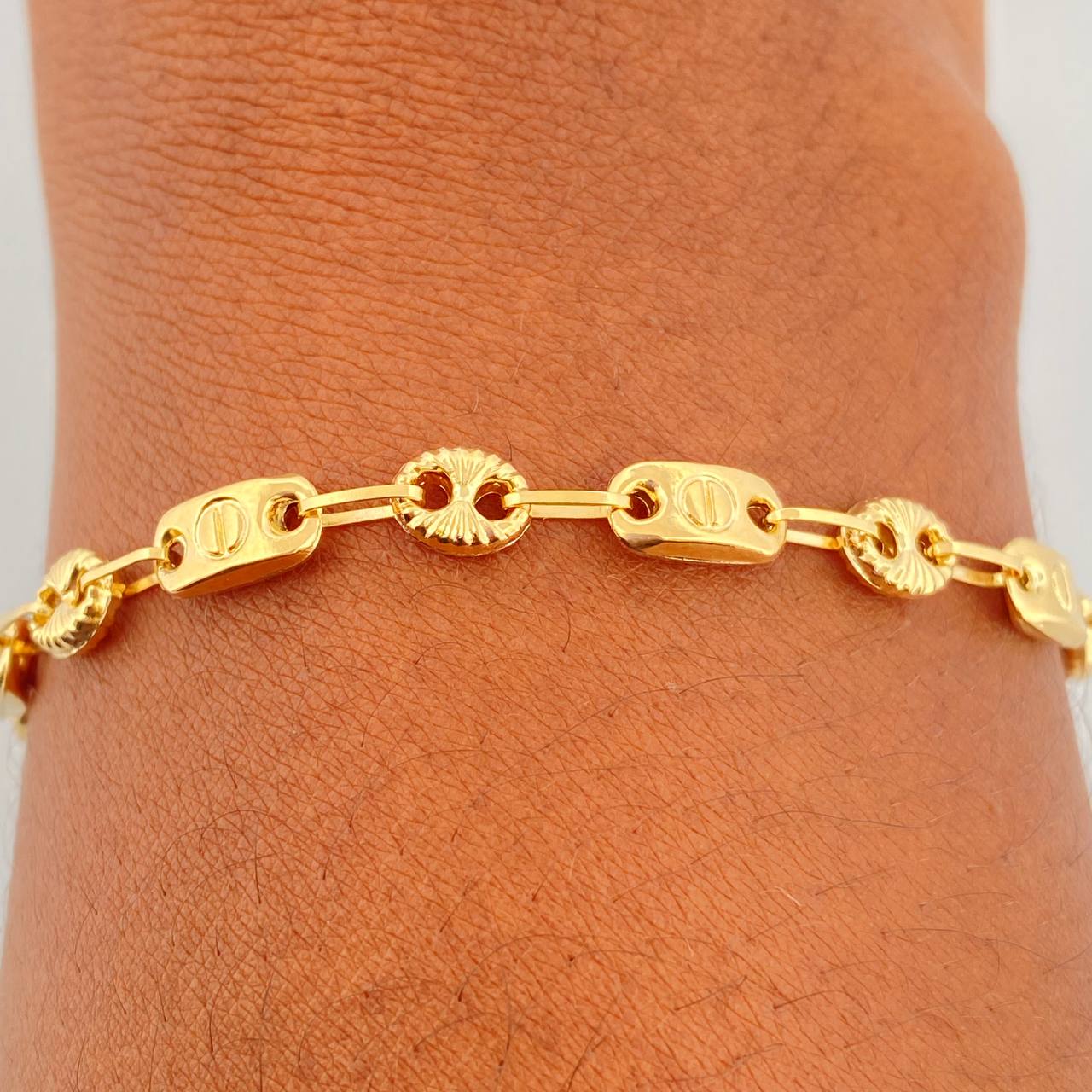 Pulso GC Tornillo 3.65gr / 8 1/4 in / 4mm Oro Amarillo 18K %